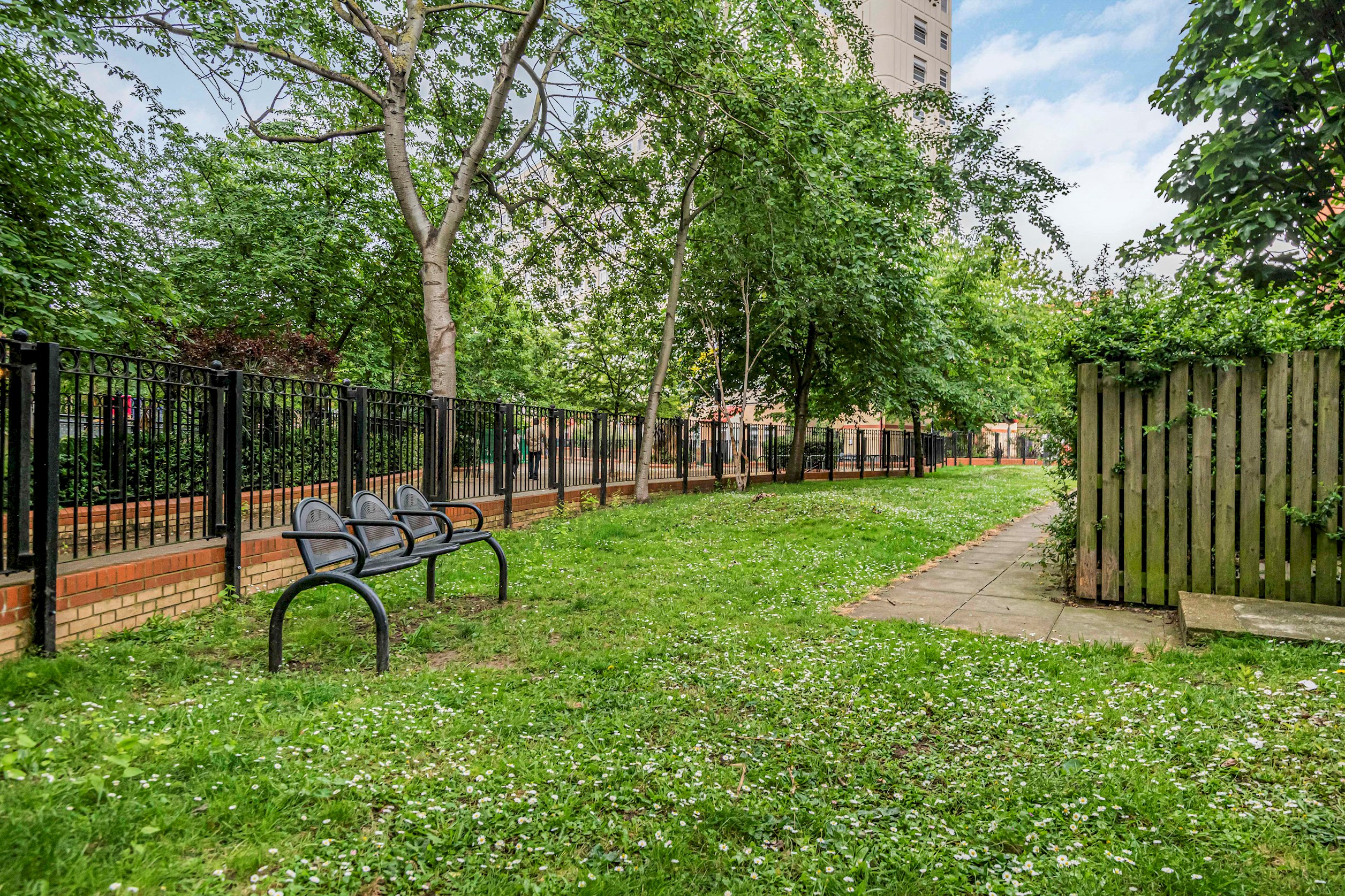 Modern Apartment in the heart of Battersea Park - Pass the Keys in Flat 16 Bank Court, 193 Battersea Park Road, Battersea SW11 4LA - Property image 25 - VivreStays