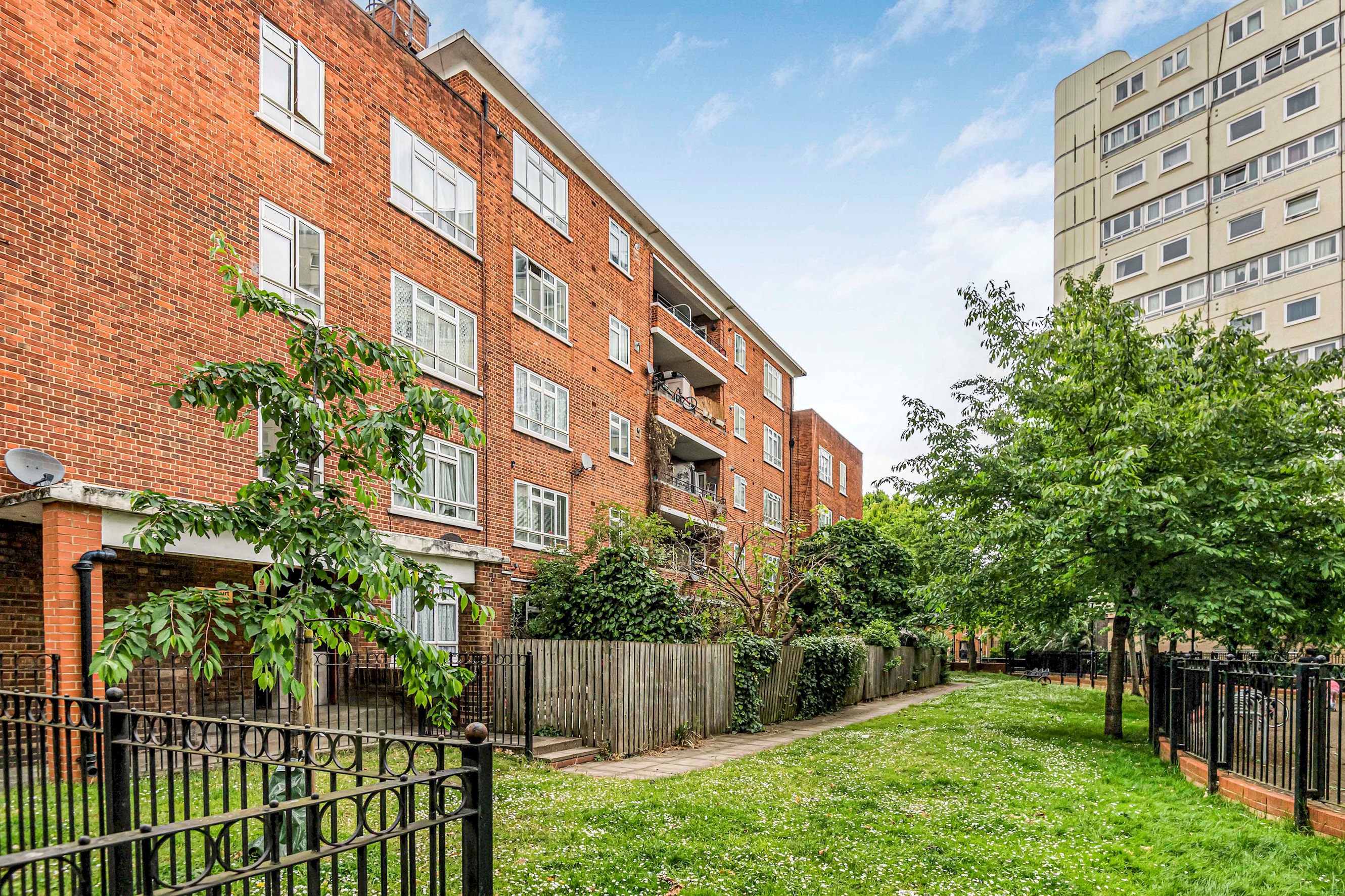 Modern Apartment in the heart of Battersea Park - Pass the Keys in Flat 16 Bank Court, 193 Battersea Park Road, Battersea SW11 4LA - Property image 26 - VivreStays