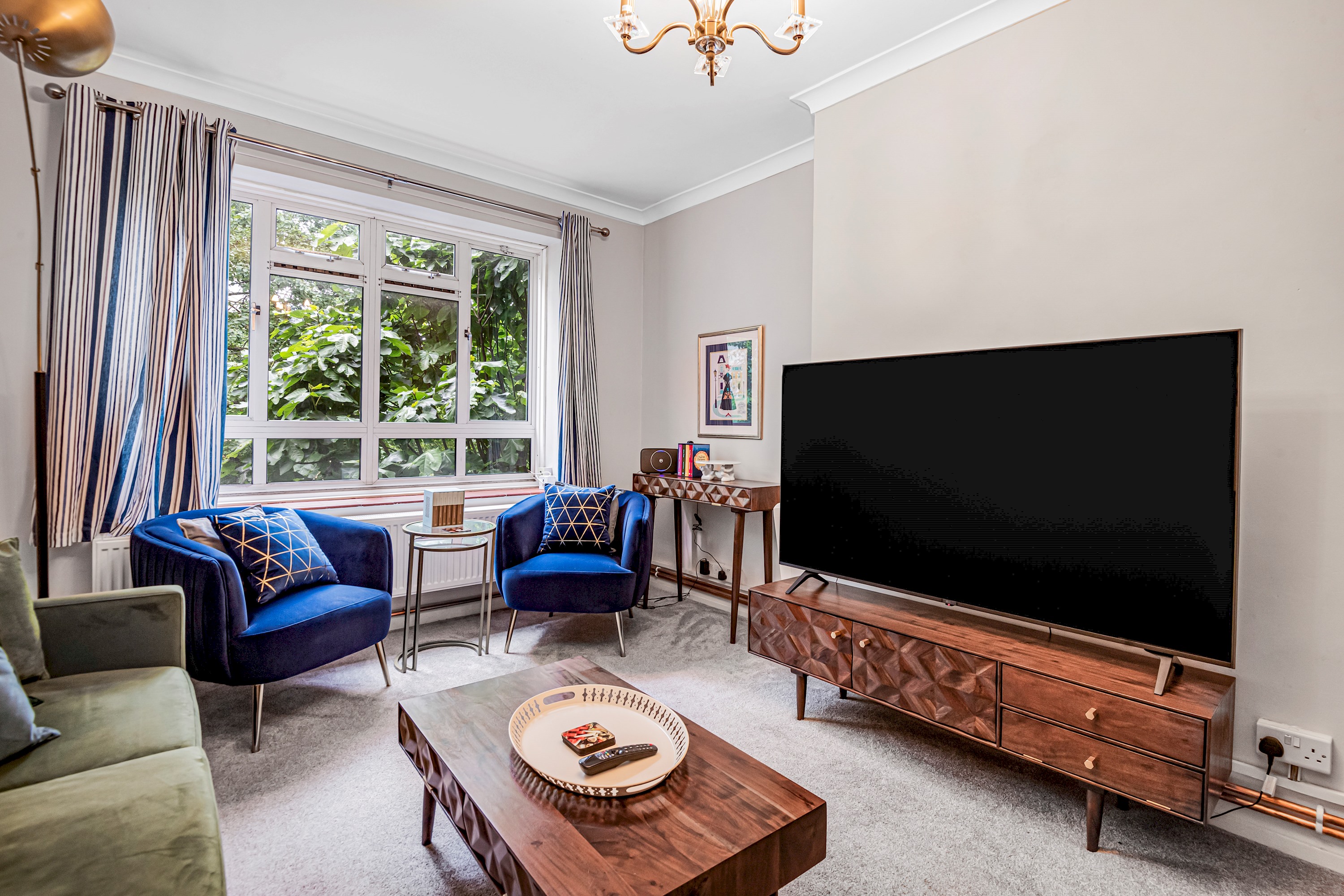 Modern Apartment in the heart of Battersea Park - Pass the Keys in Flat 16 Bank Court, 193 Battersea Park Road, Battersea SW11 4LA - Property image 52 - VivreStays