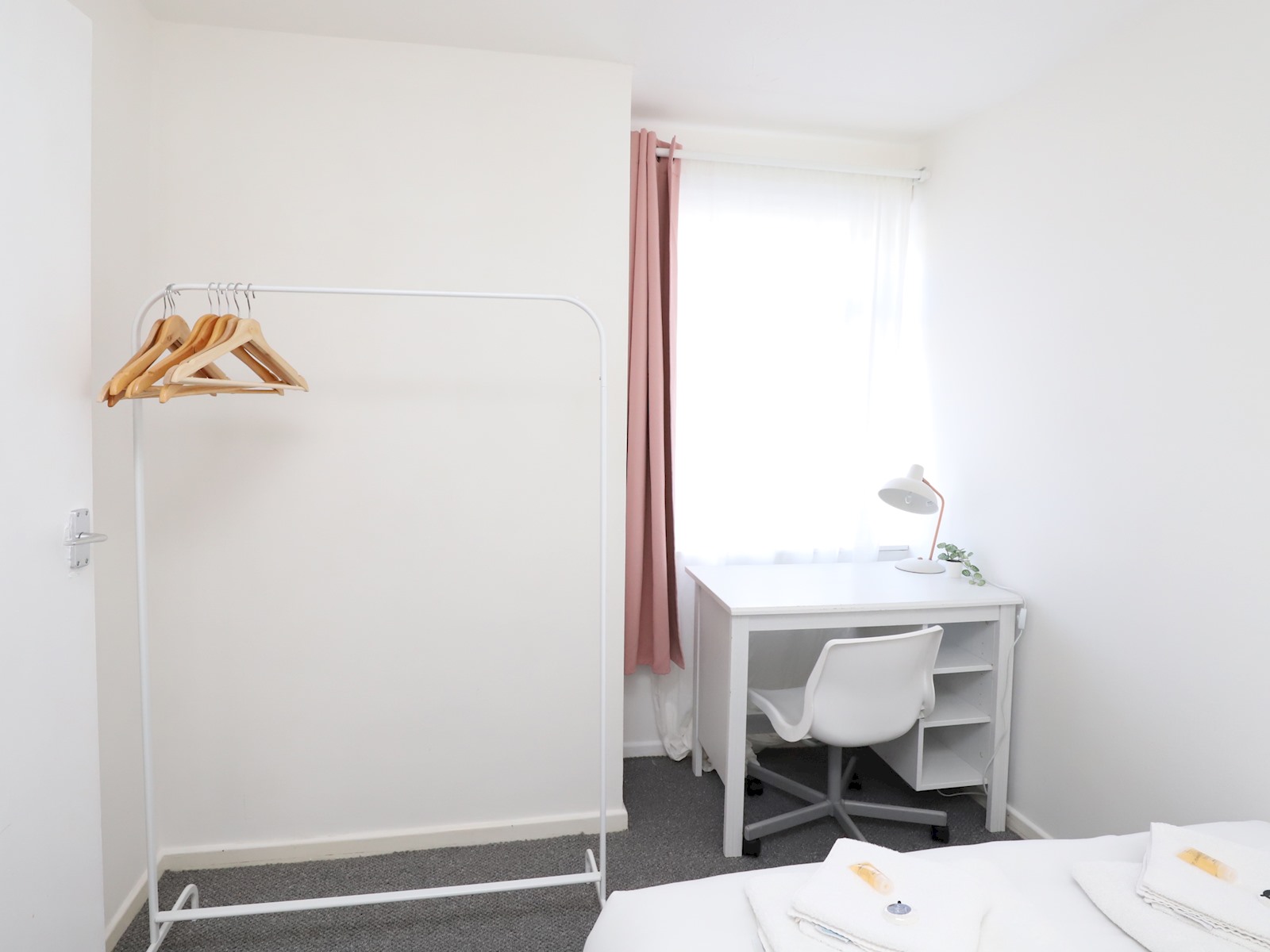 View Headington 4BR Home Parking and Garden Oxford - Pass the Keys in 13 Lyndworth Mews, Oxford, OX3 9HJ OX3 9HJ Headington 4BR Home Parking and Garden Oxford - Pass the Keys in 13 Lyndworth Mews, Oxford, OX3 9HJ OX3 9HJ - Property image 8 - VivreStays