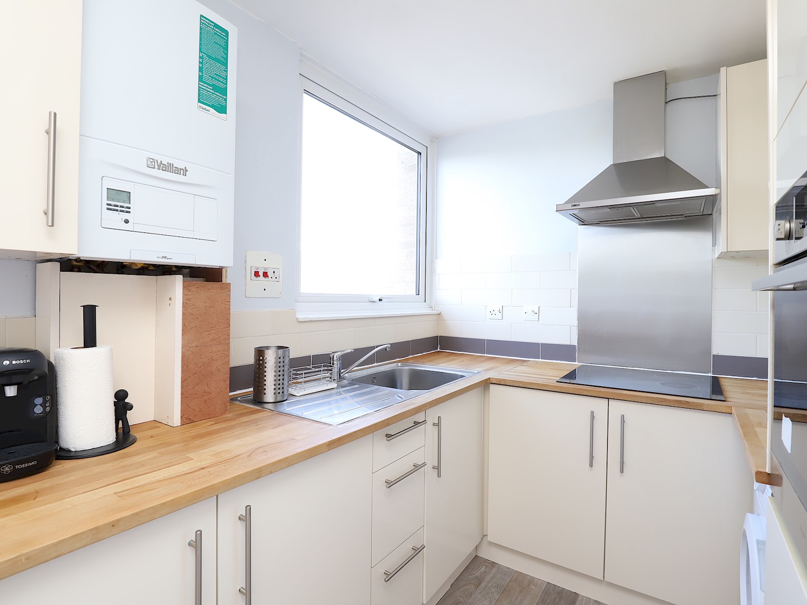 View Headington 4BR Home Parking and Garden Oxford - Pass the Keys in 13 Lyndworth Mews, Oxford, OX3 9HJ OX3 9HJ Headington 4BR Home Parking and Garden Oxford - Pass the Keys in 13 Lyndworth Mews, Oxford, OX3 9HJ OX3 9HJ - Property image 11 - VivreStays