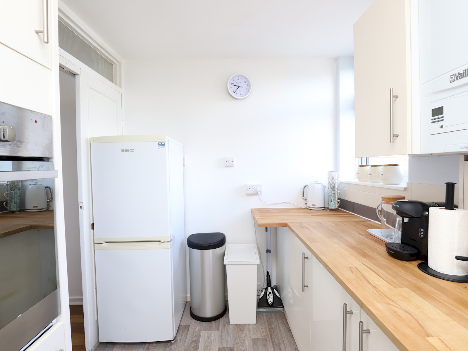 View Headington 4BR Home Parking and Garden Oxford - Pass the Keys in 13 Lyndworth Mews, Oxford, OX3 9HJ OX3 9HJ Headington 4BR Home Parking and Garden Oxford - Pass the Keys in 13 Lyndworth Mews, Oxford, OX3 9HJ OX3 9HJ - Property image 13 - VivreStays