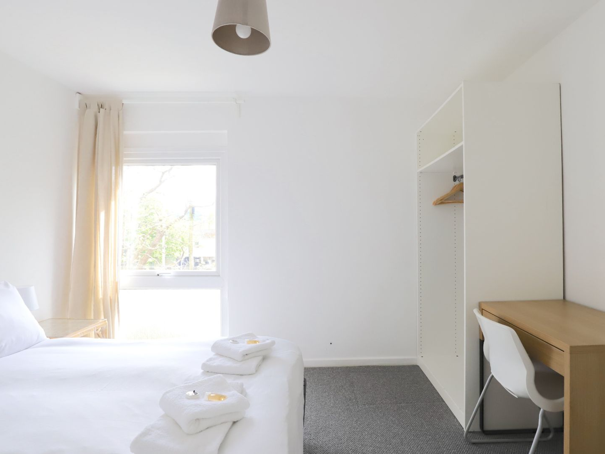 View Headington 4BR Home Parking and Garden Oxford - Pass the Keys in 13 Lyndworth Mews, Oxford, OX3 9HJ OX3 9HJ Headington 4BR Home Parking and Garden Oxford - Pass the Keys in 13 Lyndworth Mews, Oxford, OX3 9HJ OX3 9HJ - Property image 10 - VivreStays