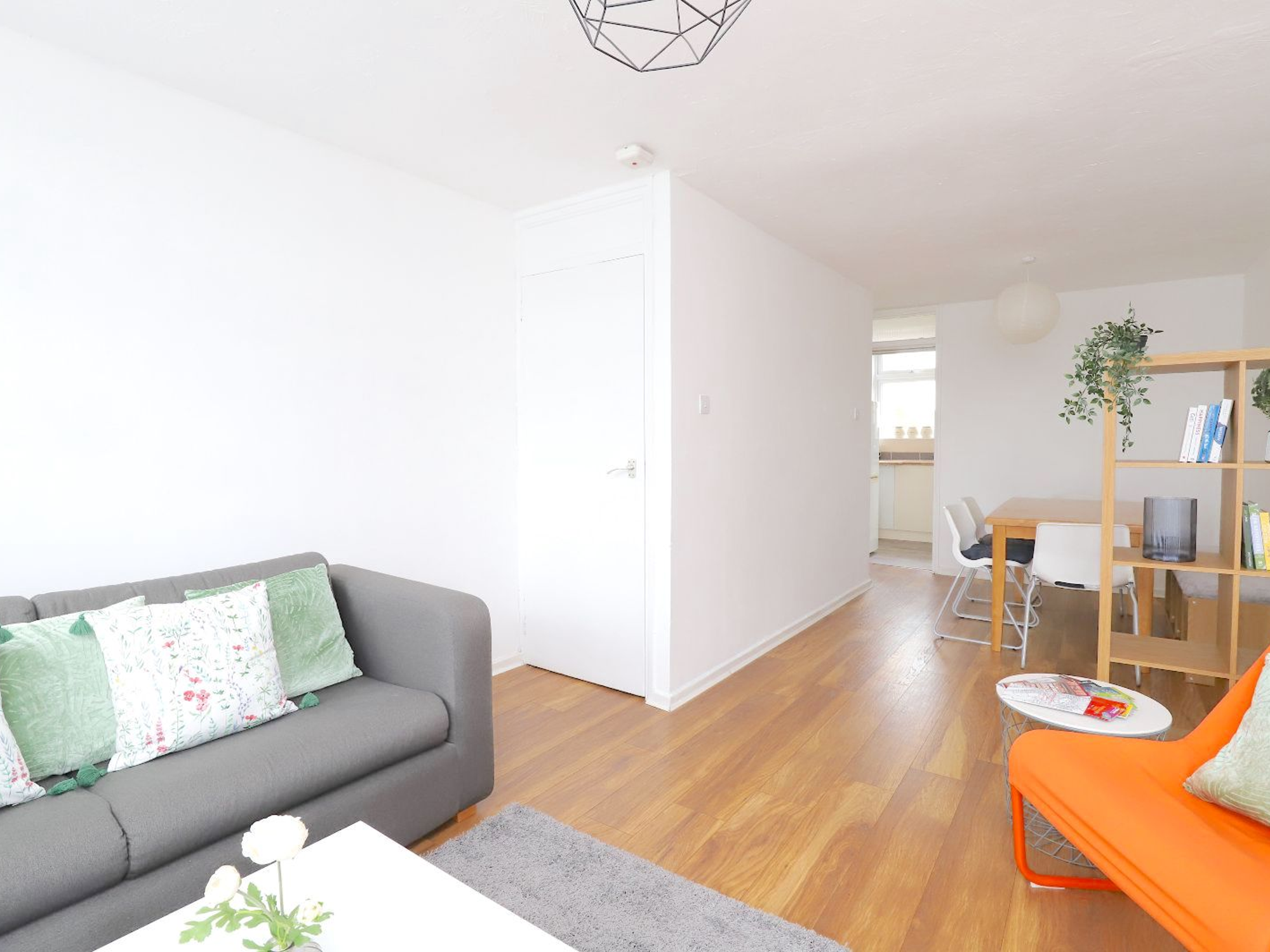 View Headington 4BR Home Parking and Garden Oxford - Pass the Keys in 13 Lyndworth Mews, Oxford, OX3 9HJ OX3 9HJ Headington 4BR Home Parking and Garden Oxford - Pass the Keys in 13 Lyndworth Mews, Oxford, OX3 9HJ OX3 9HJ - Property image 2 - VivreStays