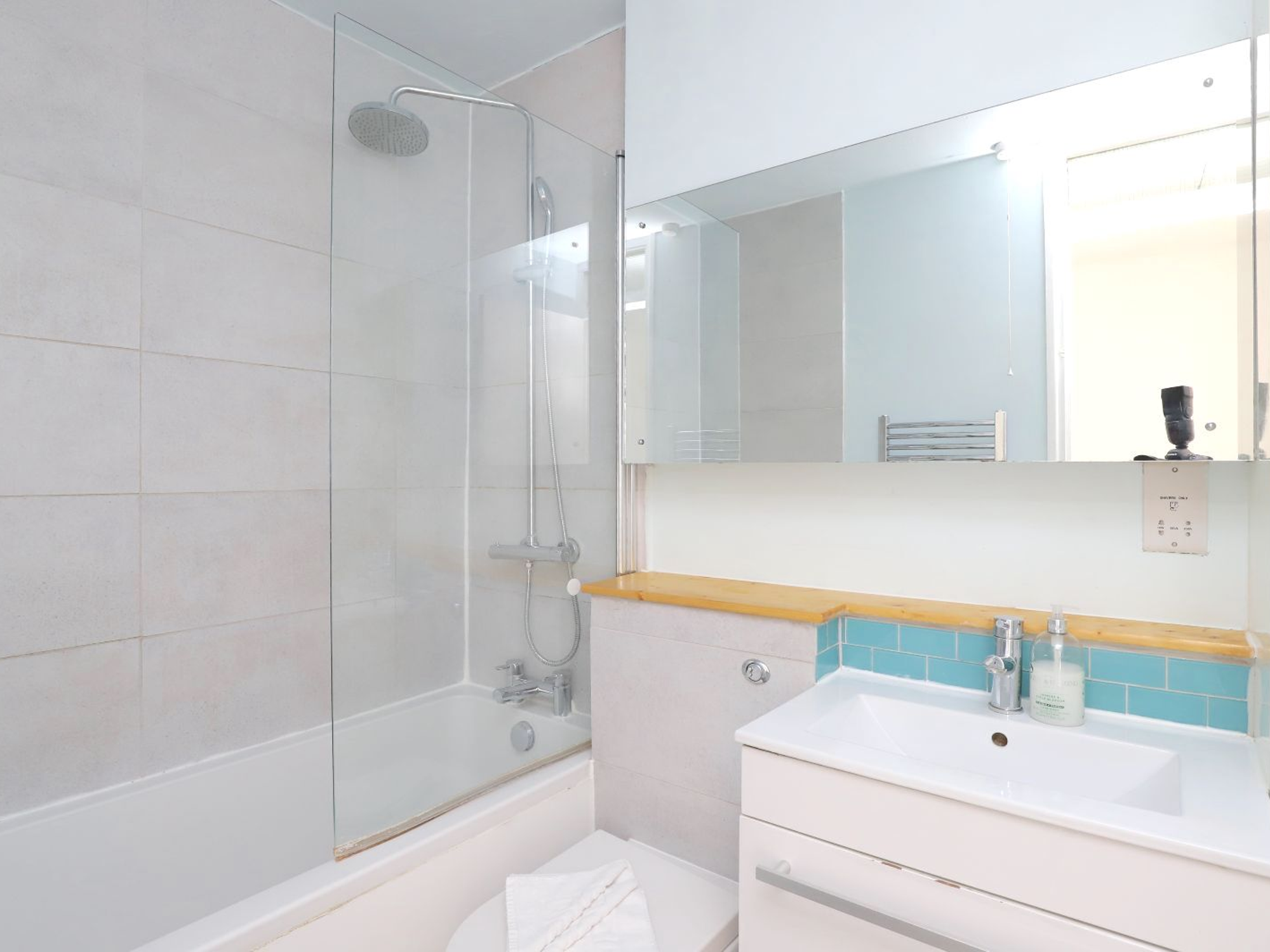 View Headington 4BR Home Parking and Garden Oxford - Pass the Keys in 13 Lyndworth Mews, Oxford, OX3 9HJ OX3 9HJ Headington 4BR Home Parking and Garden Oxford - Pass the Keys in 13 Lyndworth Mews, Oxford, OX3 9HJ OX3 9HJ - Property image 6 - VivreStays