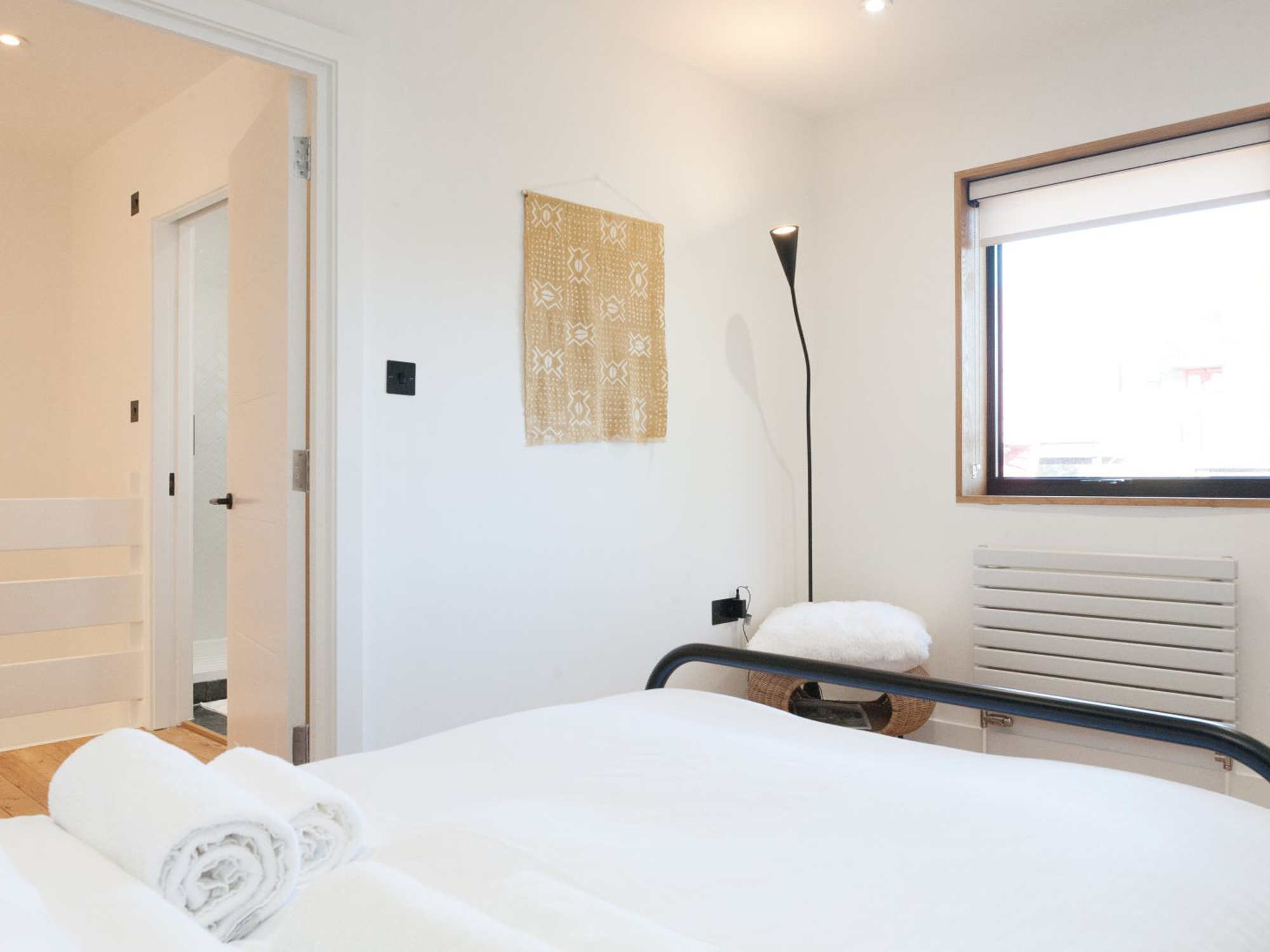 Designer 2 Storey Garden House - Pass the Keys in 17 Wine Cl E1W 3RQ - Property image 38 - VivreStays