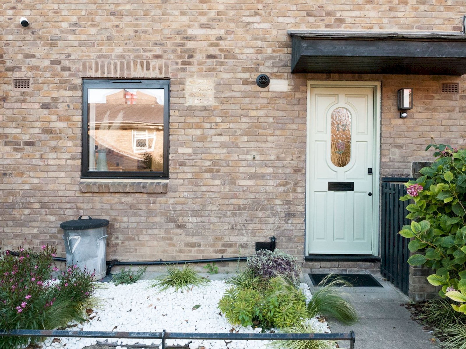 Designer 2 Storey Garden House - Pass the Keys in 17 Wine Cl E1W 3RQ - Property image 46 - VivreStays