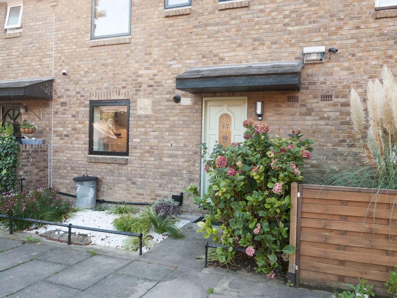 Designer 2 Storey Garden House - Pass the Keys in 17 Wine Cl E1W 3RQ - Property image 50 - VivreStays