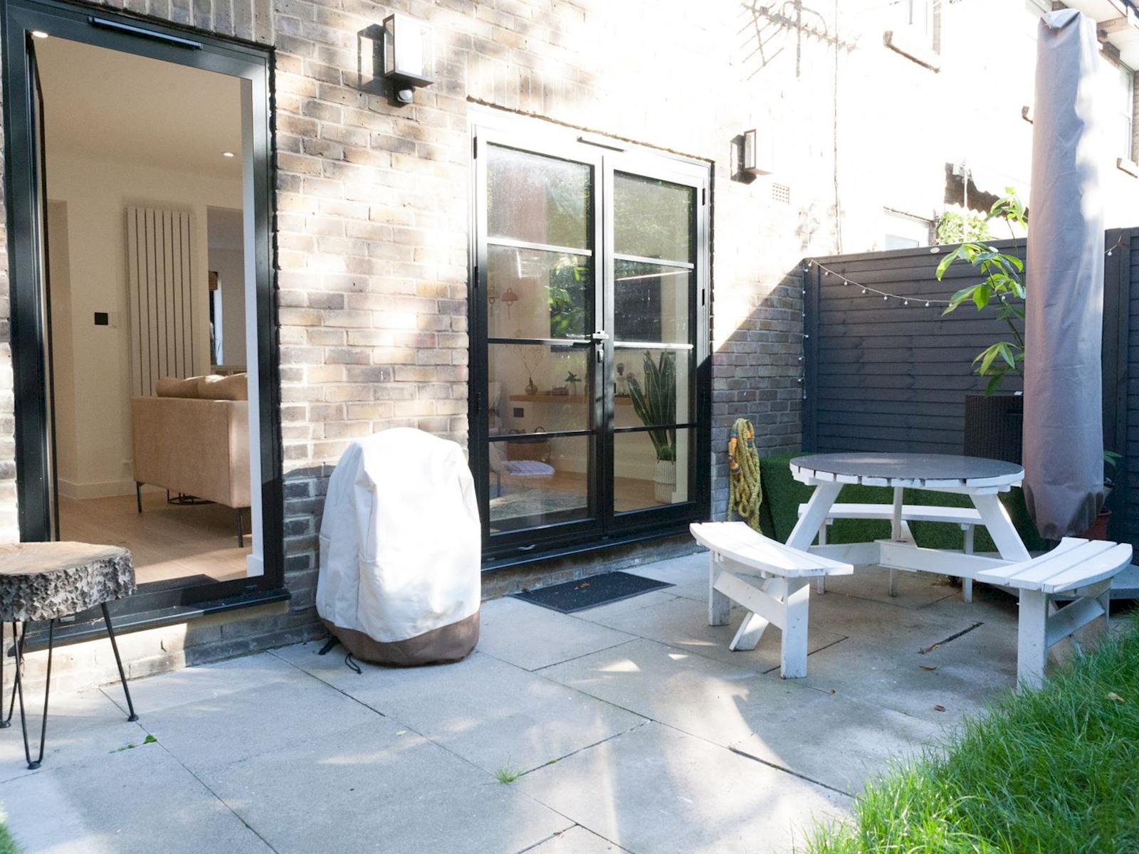 Designer 2 Storey Garden House - Pass the Keys in 17 Wine Cl E1W 3RQ - Property image 59 - VivreStays