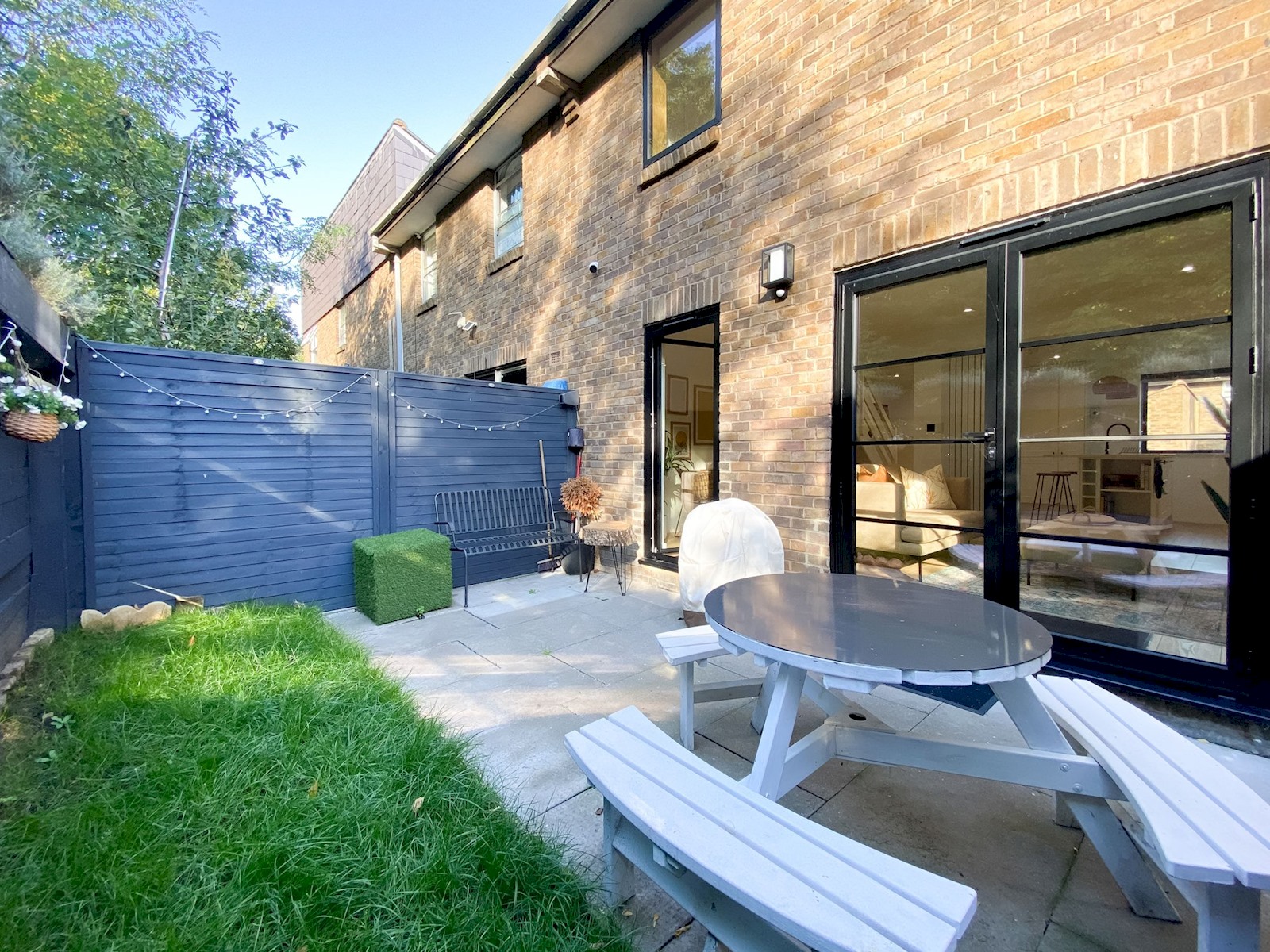 Designer 2 Storey Garden House - Pass the Keys in 17 Wine Cl E1W 3RQ - Property image 86 - VivreStays