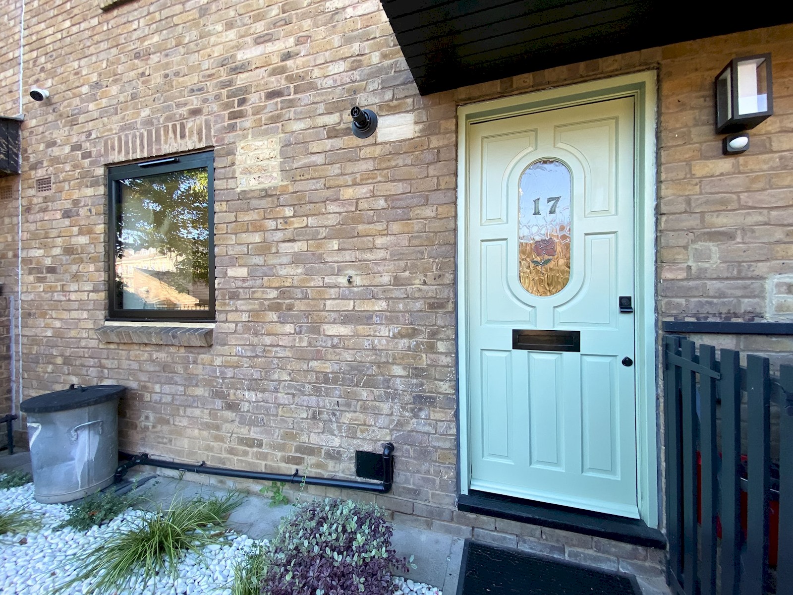 Designer 2 Storey Garden House - Pass the Keys in 17 Wine Cl E1W 3RQ - Property image 94 - VivreStays