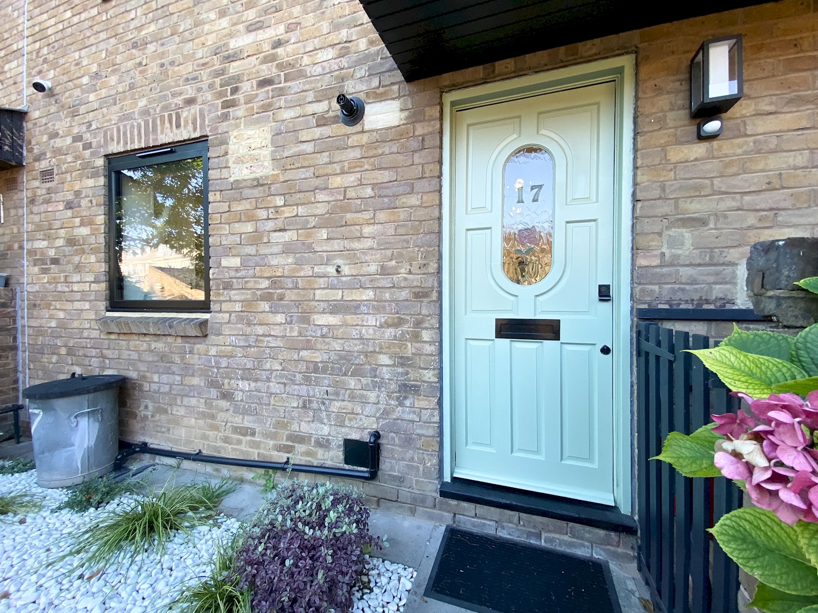 Designer 2 Storey Garden House - Pass the Keys in 17 Wine Cl E1W 3RQ - Property image 95 - VivreStays