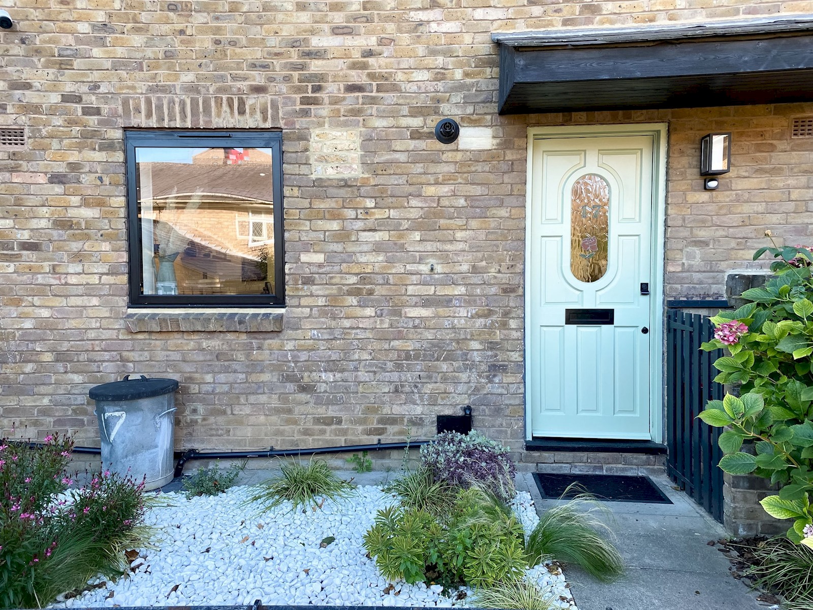 Designer 2 Storey Garden House - Pass the Keys in 17 Wine Cl E1W 3RQ - Property image 98 - VivreStays