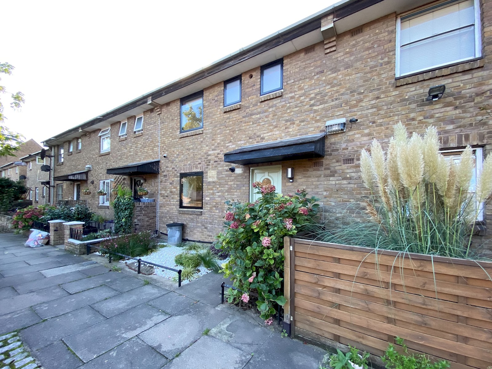 Designer 2 Storey Garden House - Pass the Keys in 17 Wine Cl E1W 3RQ - Property image 100 - VivreStays