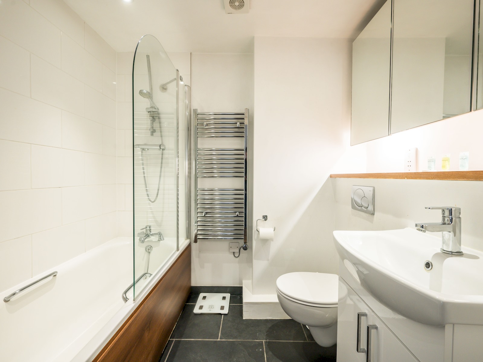 View Comfortable flat in Central London - Pass the Keys in Flat 11, 167 Bermondsey Street, London SE1 3UF SE1 3UF Comfortable flat in Central London - Pass the Keys in Flat 11, 167 Bermondsey Street, London SE1 3UF SE1 3UF - Property image 12 - VivreStays