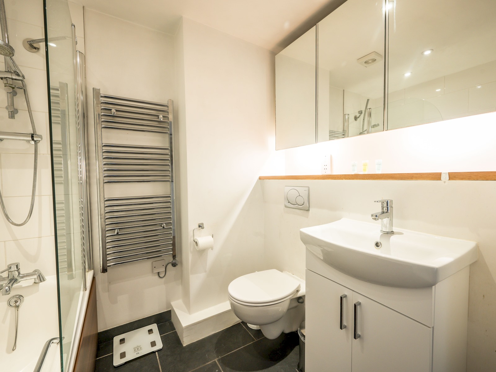 View Comfortable flat in Central London - Pass the Keys in Flat 11, 167 Bermondsey Street, London SE1 3UF SE1 3UF Comfortable flat in Central London - Pass the Keys in Flat 11, 167 Bermondsey Street, London SE1 3UF SE1 3UF - Property image 13 - VivreStays