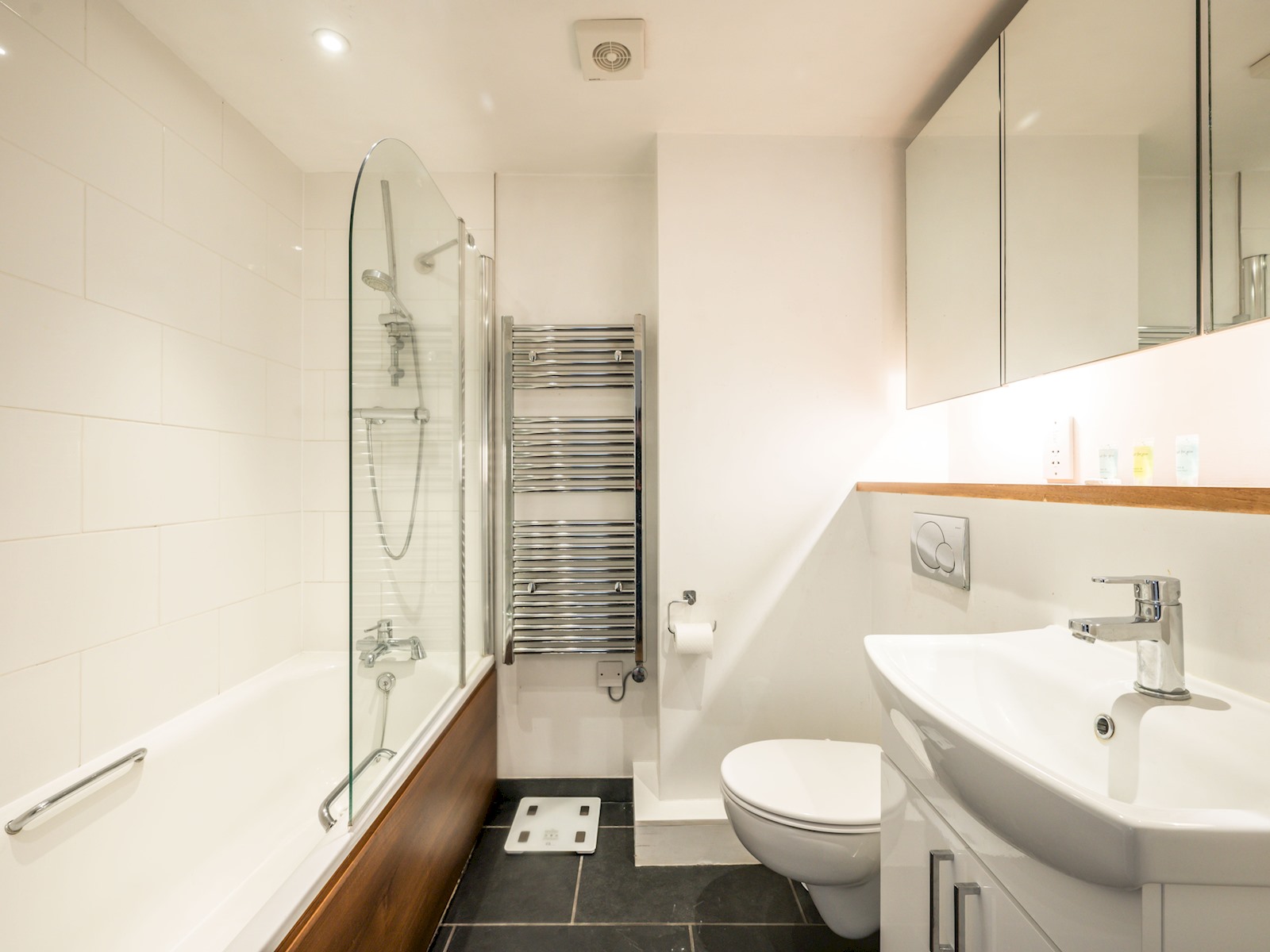 View Comfortable flat in Central London - Pass the Keys in Flat 11, 167 Bermondsey Street, London SE1 3UF SE1 3UF Comfortable flat in Central London - Pass the Keys in Flat 11, 167 Bermondsey Street, London SE1 3UF SE1 3UF - Property image 54 - VivreStays