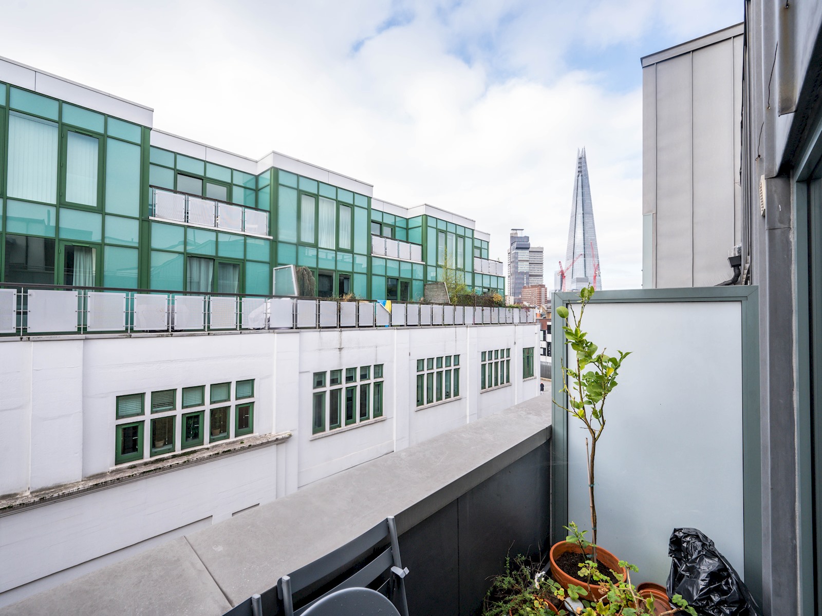 View Comfortable flat in Central London - Pass the Keys in Flat 11, 167 Bermondsey Street, London SE1 3UF SE1 3UF Comfortable flat in Central London - Pass the Keys in Flat 11, 167 Bermondsey Street, London SE1 3UF SE1 3UF - Property image 55 - VivreStays