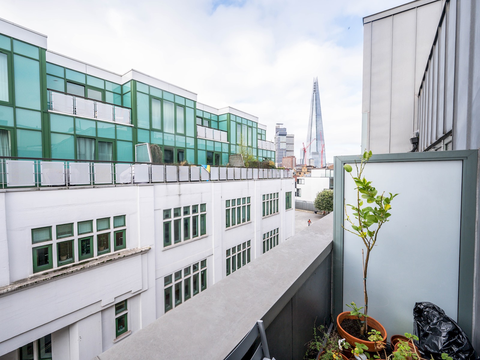 View Comfortable flat in Central London - Pass the Keys in Flat 11, 167 Bermondsey Street, London SE1 3UF SE1 3UF Comfortable flat in Central London - Pass the Keys in Flat 11, 167 Bermondsey Street, London SE1 3UF SE1 3UF - Property image 56 - VivreStays