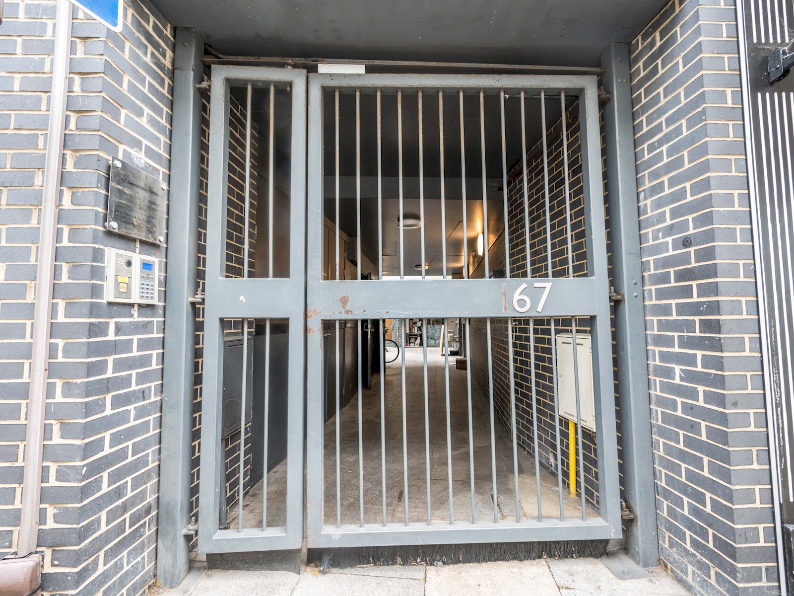 View Comfortable flat in Central London - Pass the Keys in Flat 11, 167 Bermondsey Street, London SE1 3UF SE1 3UF Comfortable flat in Central London - Pass the Keys in Flat 11, 167 Bermondsey Street, London SE1 3UF SE1 3UF - Property image 62 - VivreStays