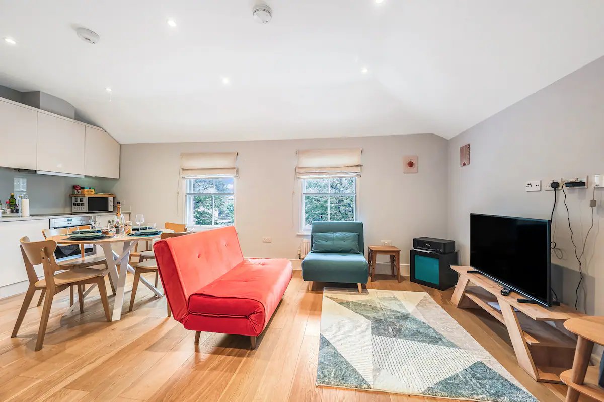 Spacious Elegant Apartment in Shepard's Bush - Pass the Keys in Flat 3, 137 Coningham Road W12 8BU - Property image 2 - VivreStays