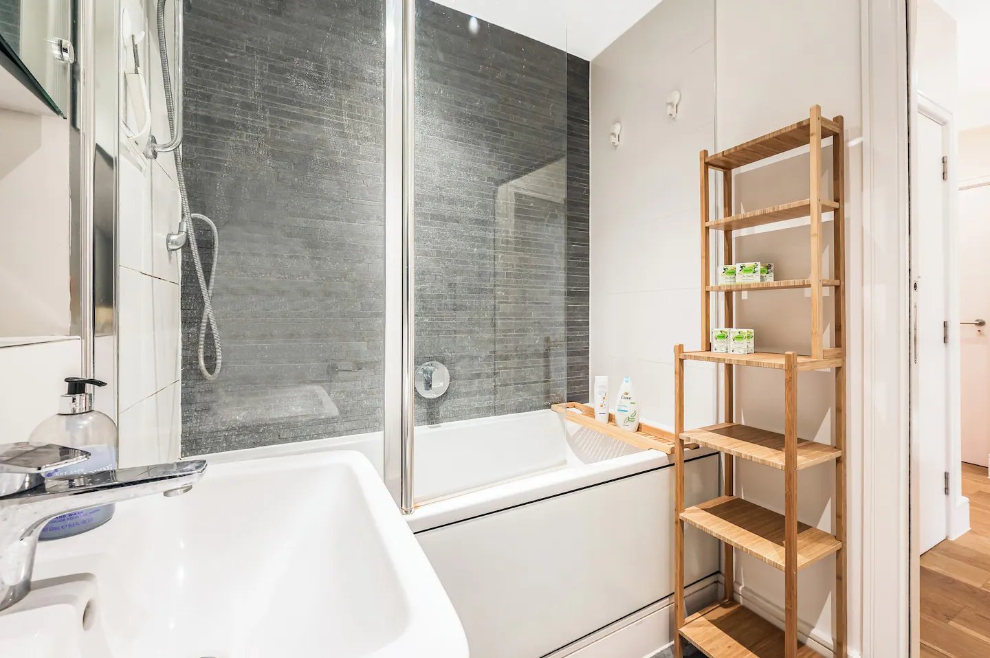 Spacious Elegant Apartment in Shepard's Bush - Pass the Keys in Flat 3, 137 Coningham Road W12 8BU - Property image 17 - VivreStays