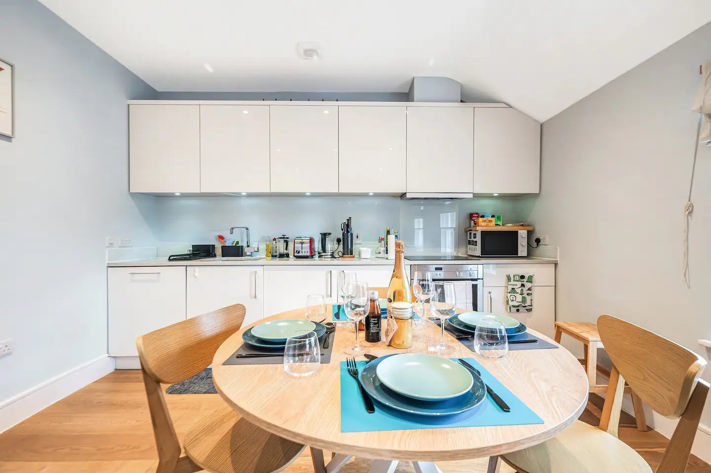 Spacious Elegant Apartment in Shepard's Bush - Pass the Keys in Flat 3, 137 Coningham Road W12 8BU - Property image 4 - VivreStays
