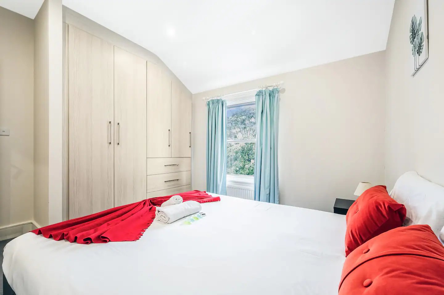Spacious Elegant Apartment in Shepard's Bush - Pass the Keys in Flat 3, 137 Coningham Road W12 8BU - Property image 13 - VivreStays
