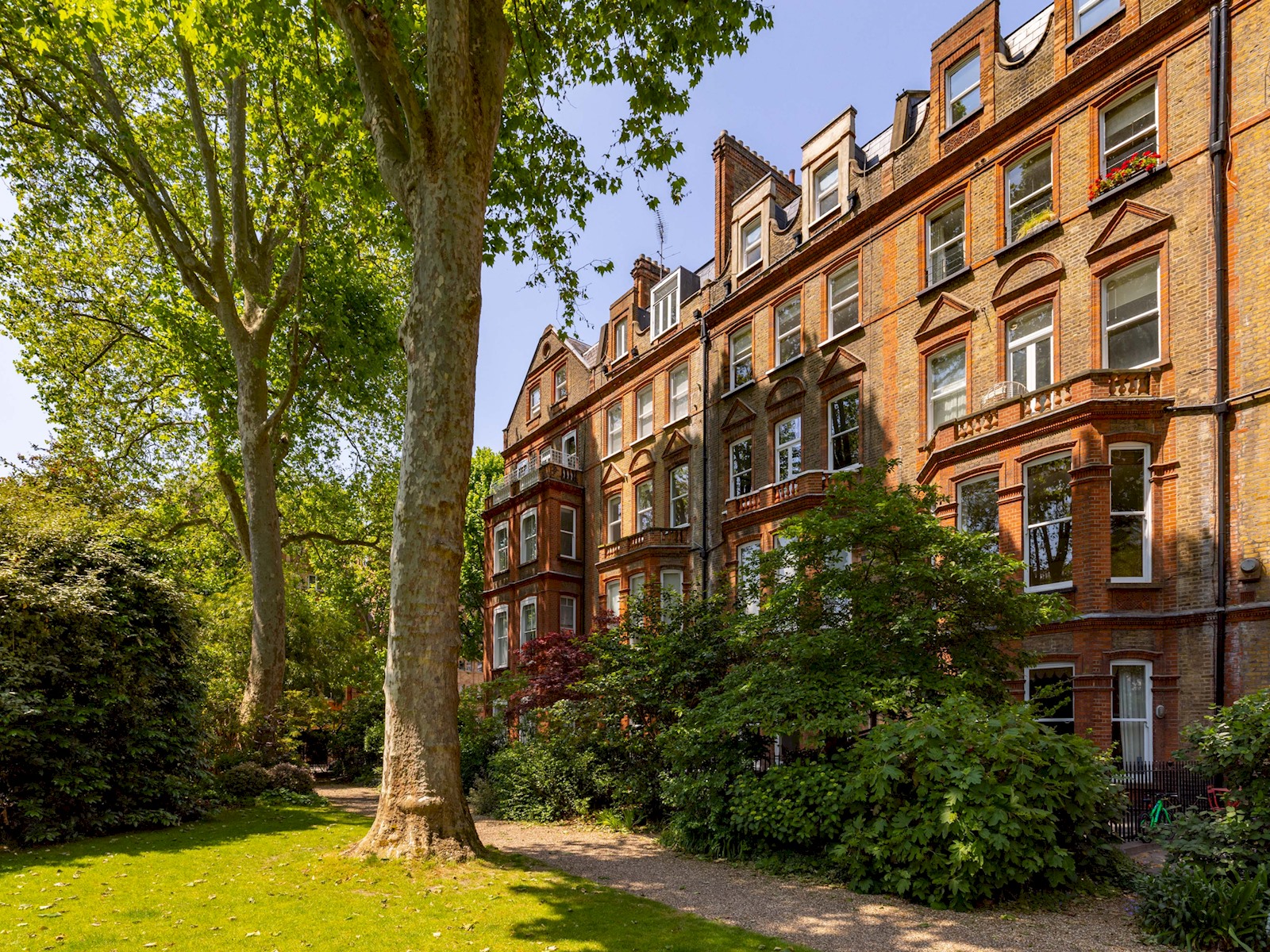 View Sophisticated Studio in South Kensington - Pass the Keys in Flat 4, 65 Harrington Gardens, London, SW7 4JZ SW7 4JZ Sophisticated Studio in South Kensington - Pass the Keys in Flat 4, 65 Harrington Gardens, London, SW7 4JZ SW7 4JZ - Property image 26 - VivreStays