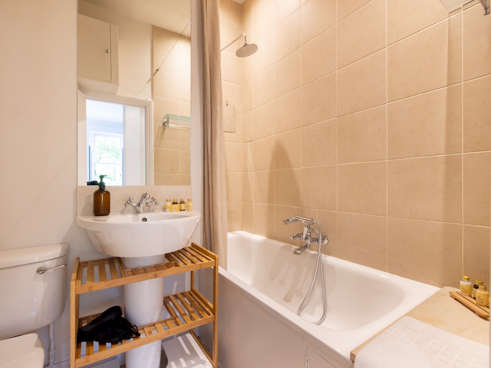 View Sophisticated Studio in South Kensington - Pass the Keys in Flat 4, 65 Harrington Gardens, London, SW7 4JZ SW7 4JZ Sophisticated Studio in South Kensington - Pass the Keys in Flat 4, 65 Harrington Gardens, London, SW7 4JZ SW7 4JZ - Property image 19 - VivreStays
