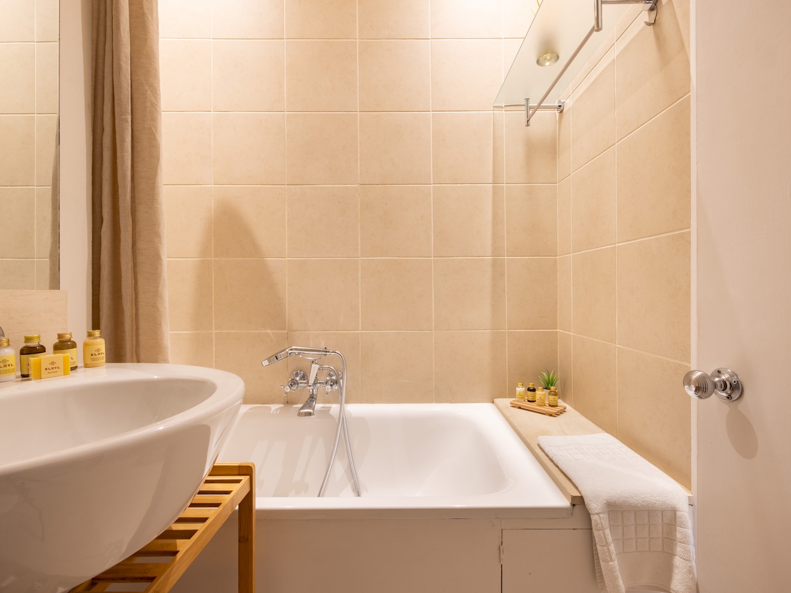 View Sophisticated Studio in South Kensington - Pass the Keys in Flat 4, 65 Harrington Gardens, London, SW7 4JZ SW7 4JZ Sophisticated Studio in South Kensington - Pass the Keys in Flat 4, 65 Harrington Gardens, London, SW7 4JZ SW7 4JZ - Property image 21 - VivreStays