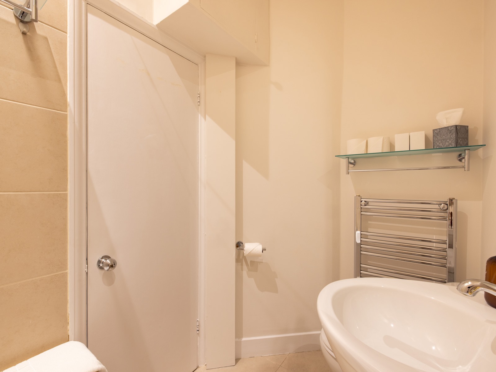 View Sophisticated Studio in South Kensington - Pass the Keys in Flat 4, 65 Harrington Gardens, London, SW7 4JZ SW7 4JZ Sophisticated Studio in South Kensington - Pass the Keys in Flat 4, 65 Harrington Gardens, London, SW7 4JZ SW7 4JZ - Property image 20 - VivreStays