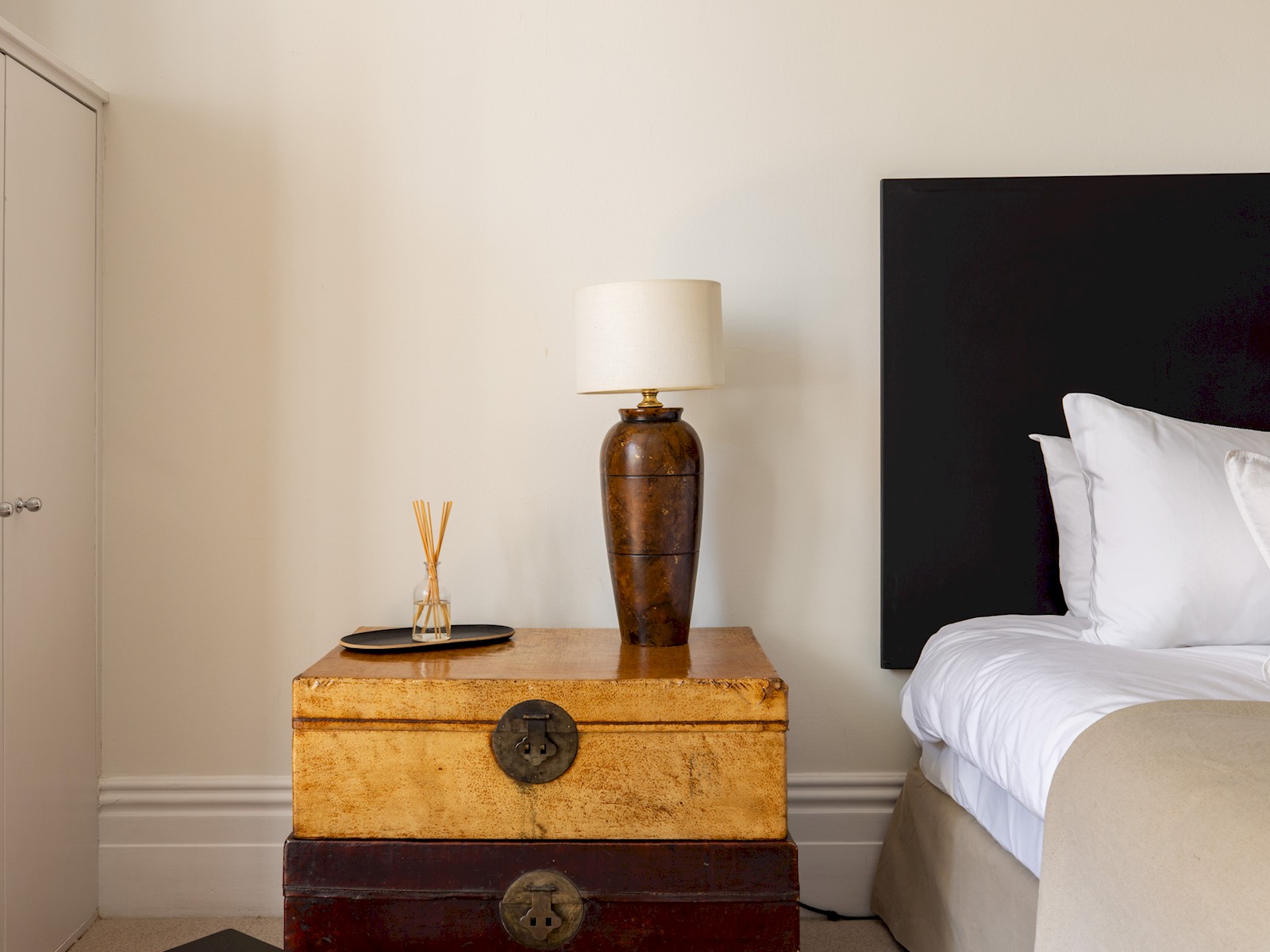 View Sophisticated Studio in South Kensington - Pass the Keys in Flat 4, 65 Harrington Gardens, London, SW7 4JZ SW7 4JZ Sophisticated Studio in South Kensington - Pass the Keys in Flat 4, 65 Harrington Gardens, London, SW7 4JZ SW7 4JZ - Property image 17 - VivreStays