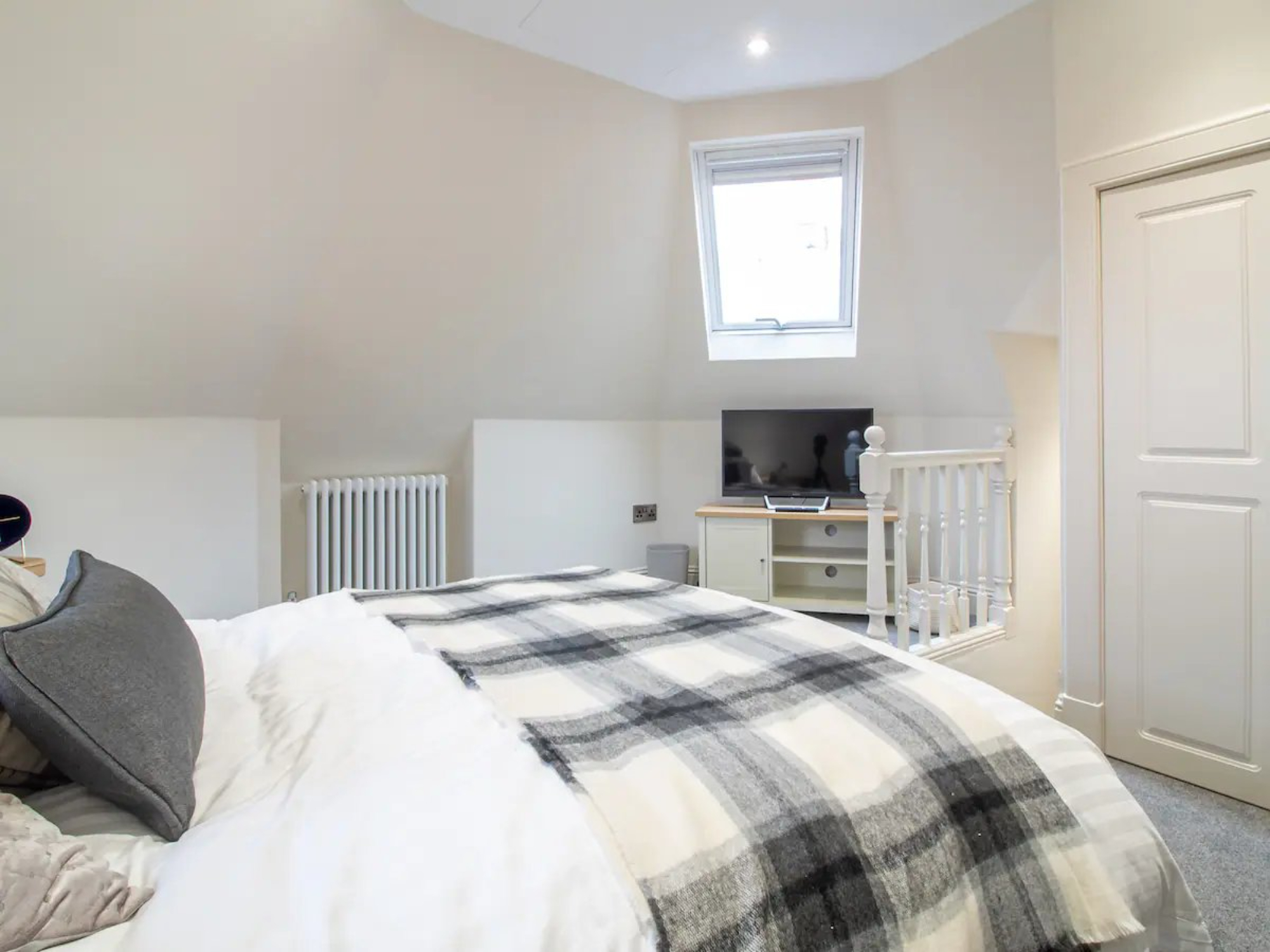 Historic Ramsay Garden Apt With Balcony Views - Pass the Keys in 5/4 Ramsay Gardens, EH1 2NA EH1 2NA - Property image 13 - VivreStays