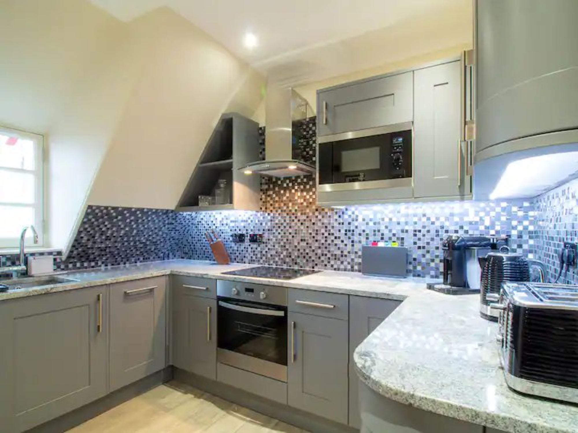 Historic Ramsay Garden Apt With Balcony Views - Pass the Keys in 5/4 Ramsay Gardens, EH1 2NA EH1 2NA - Property image 26 - VivreStays