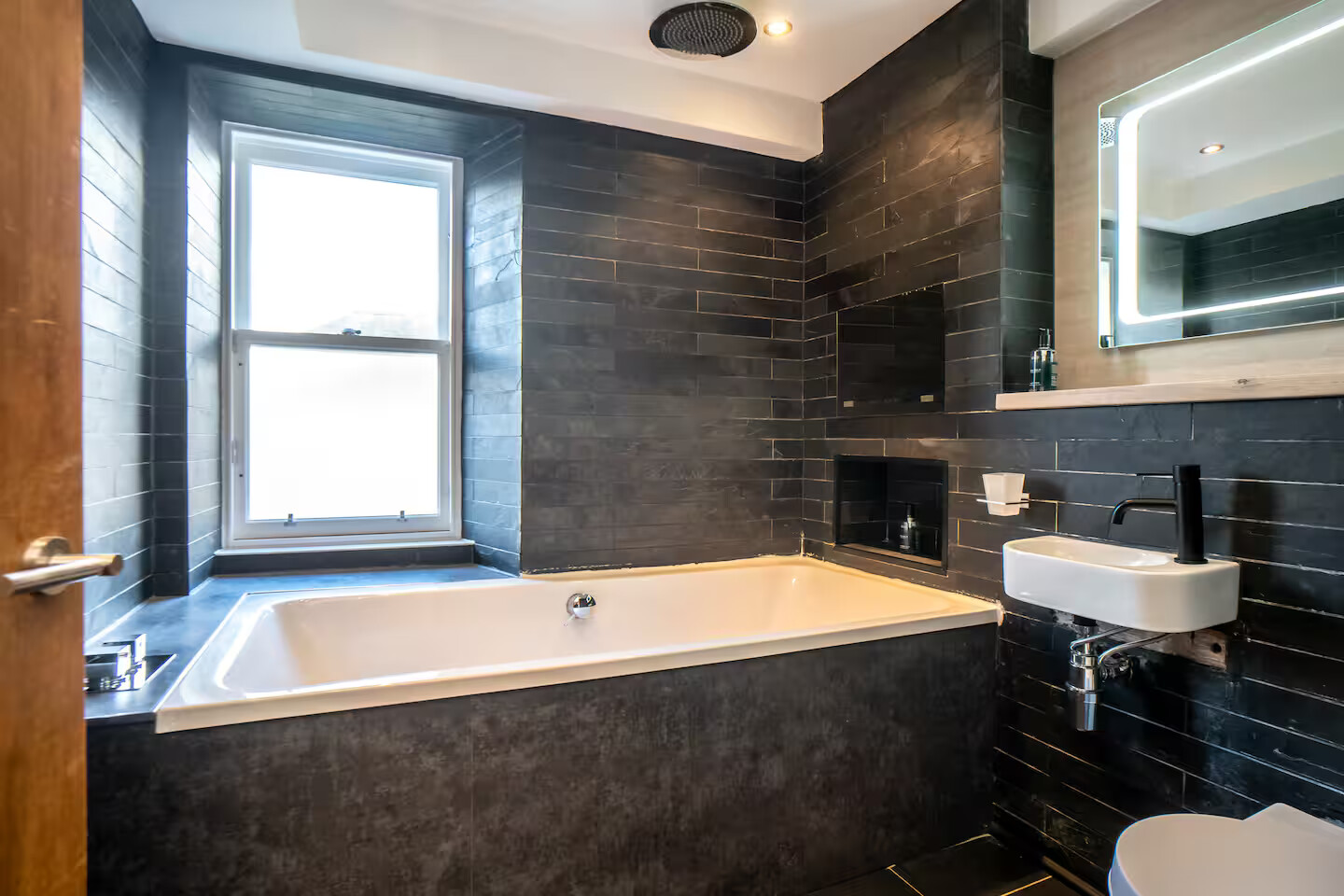 Cosy Studio Apartment - Embrace Edinburgh's Charm - Pass the Keys in 30 Flat 5 West Crosscauseway EH8 9JP - Property image 13 - VivreStays