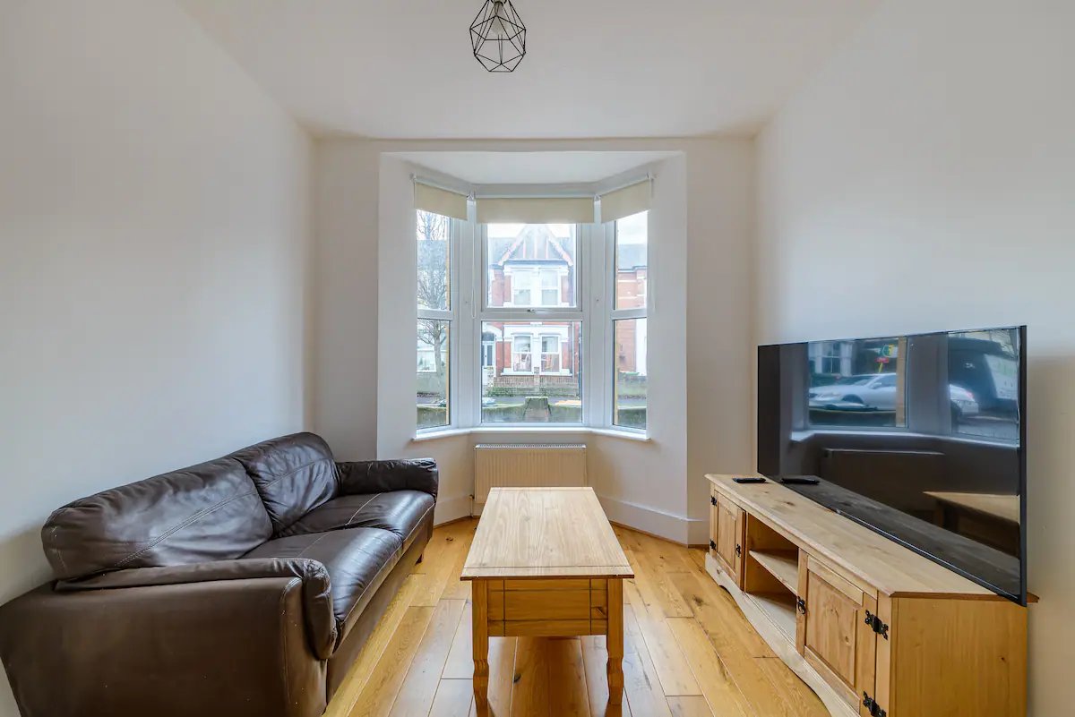 Modern Simplicity 10mins from Westfield, Stratford - Pass the Keys serviced apartment - UK - VivreStays
