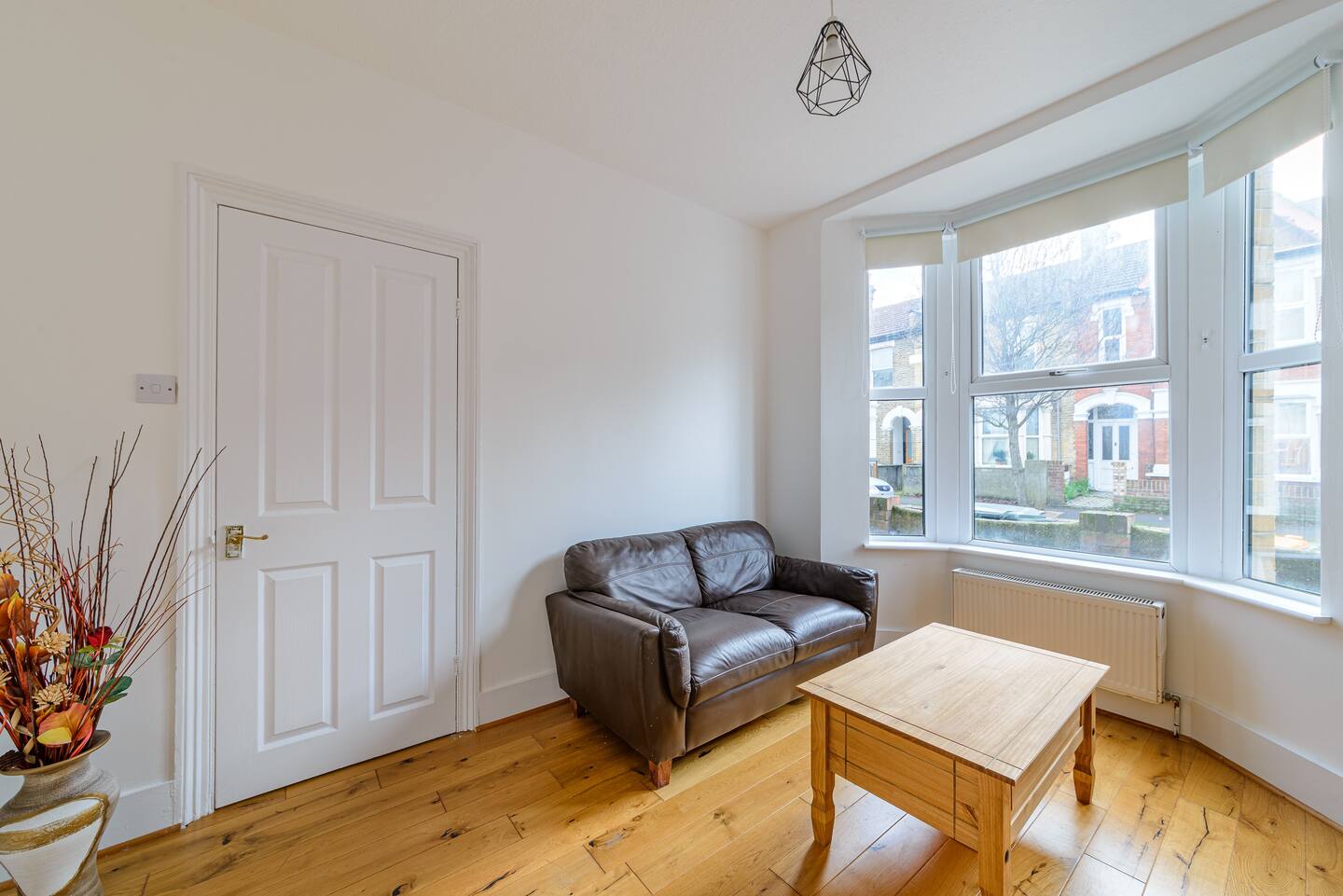 Modern Simplicity 10mins from Westfield, Stratford - Pass the Keys in 57 Janson Road E15 1TE - Property image 4 - VivreStays