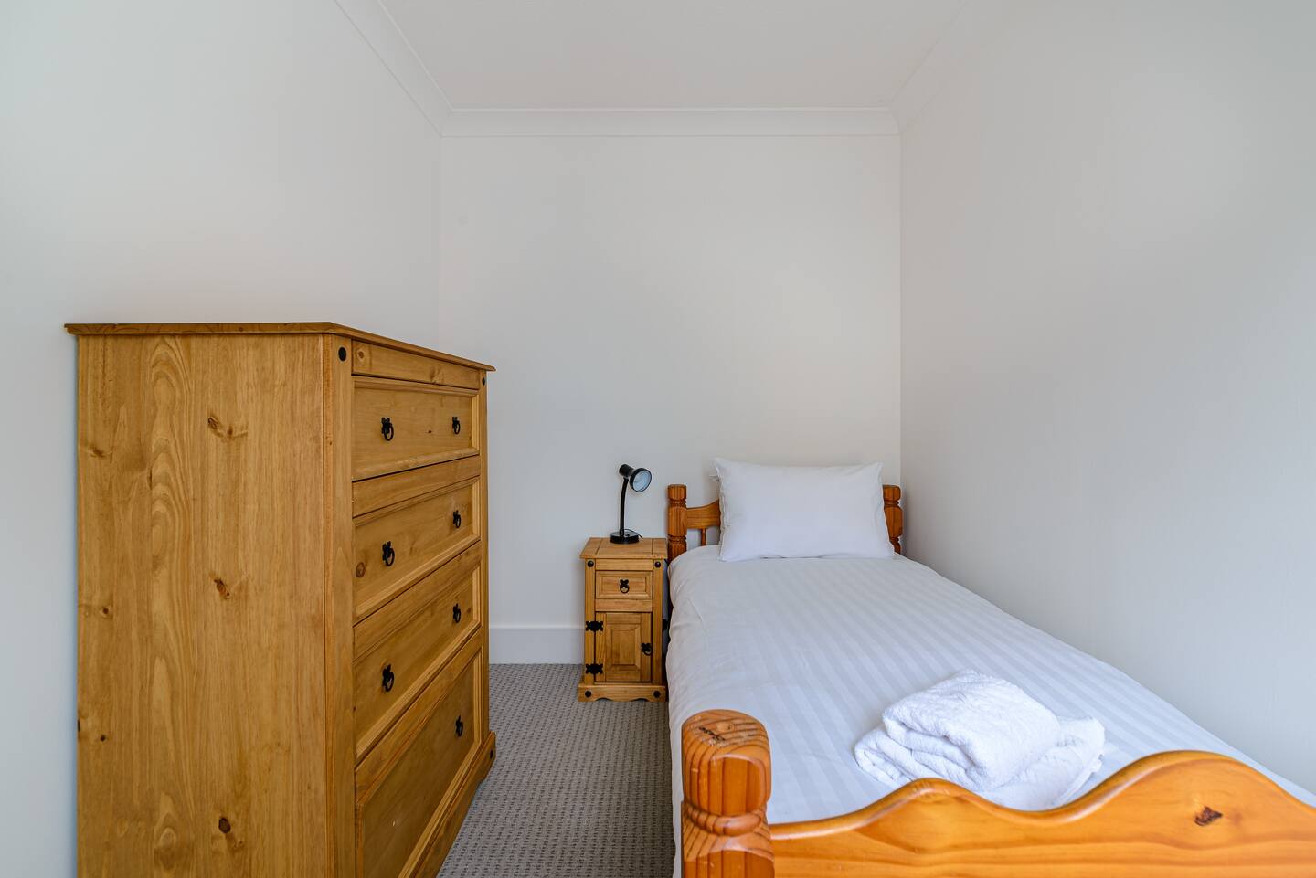 Modern Simplicity 10mins from Westfield, Stratford - Pass the Keys in 57 Janson Road E15 1TE - Property image 9 - VivreStays