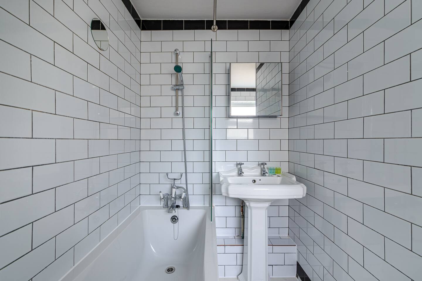 Modern Simplicity 10mins from Westfield, Stratford - Pass the Keys in 57 Janson Road E15 1TE - Property image 10 - VivreStays