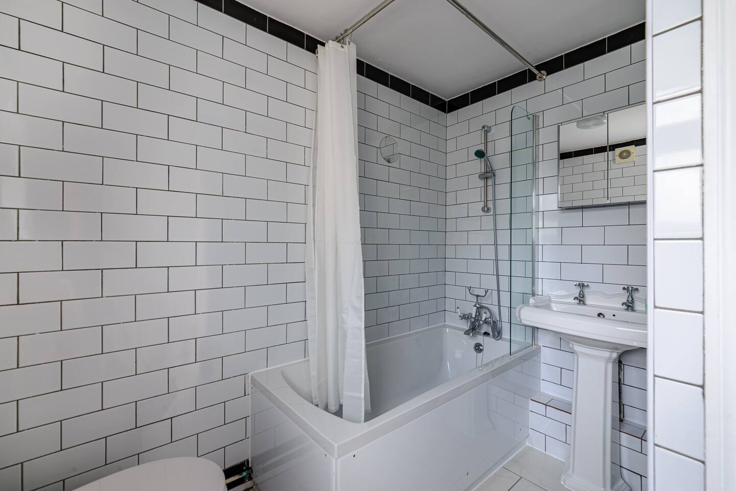 Modern Simplicity 10mins from Westfield, Stratford - Pass the Keys in 57 Janson Road E15 1TE - Property image 21 - VivreStays