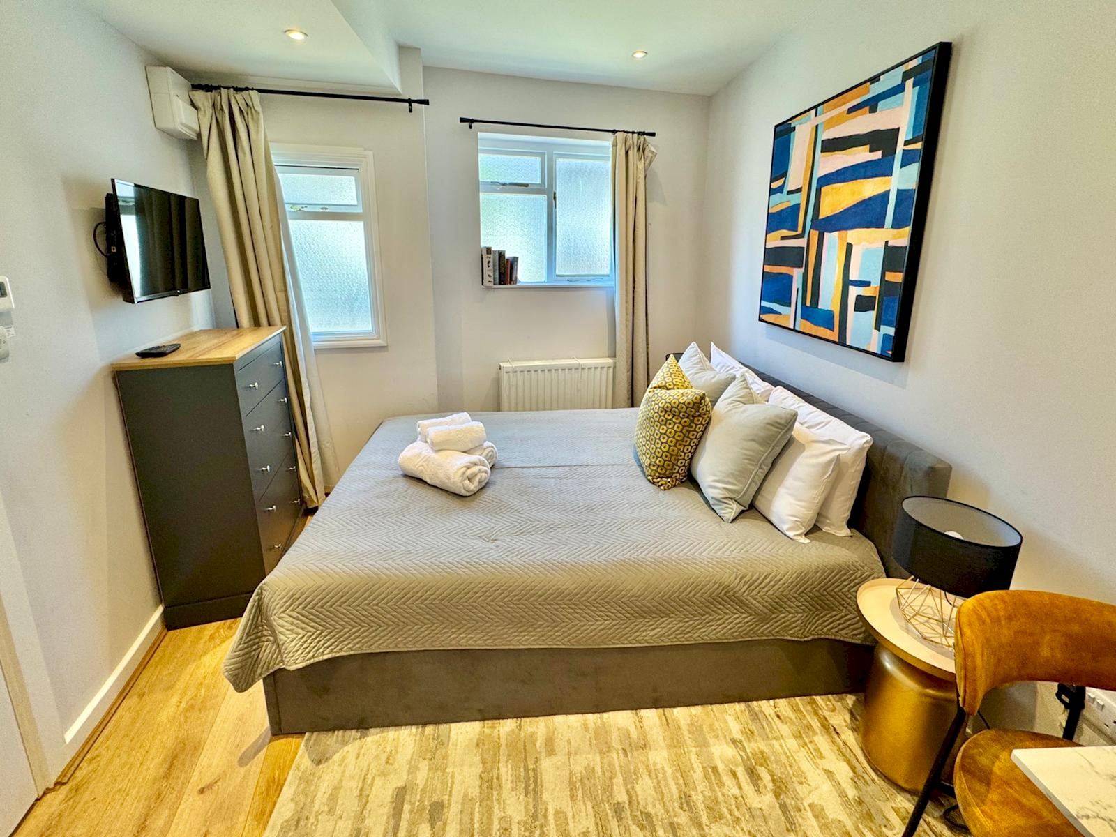 Cosy Studio Shepherd’s Bush Steps to Tube - Pass The Keys in Flat 1 (Left) - 23 Bulwer St W12 8AR - Property image 2 - VivreStays