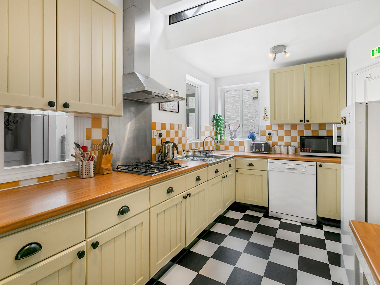 Elegant GetAway House in Vibrant Clapham Juction - Pass the Keys in 21 Beauchamp Road SW11 1PG - Property image 37 - VivreStays