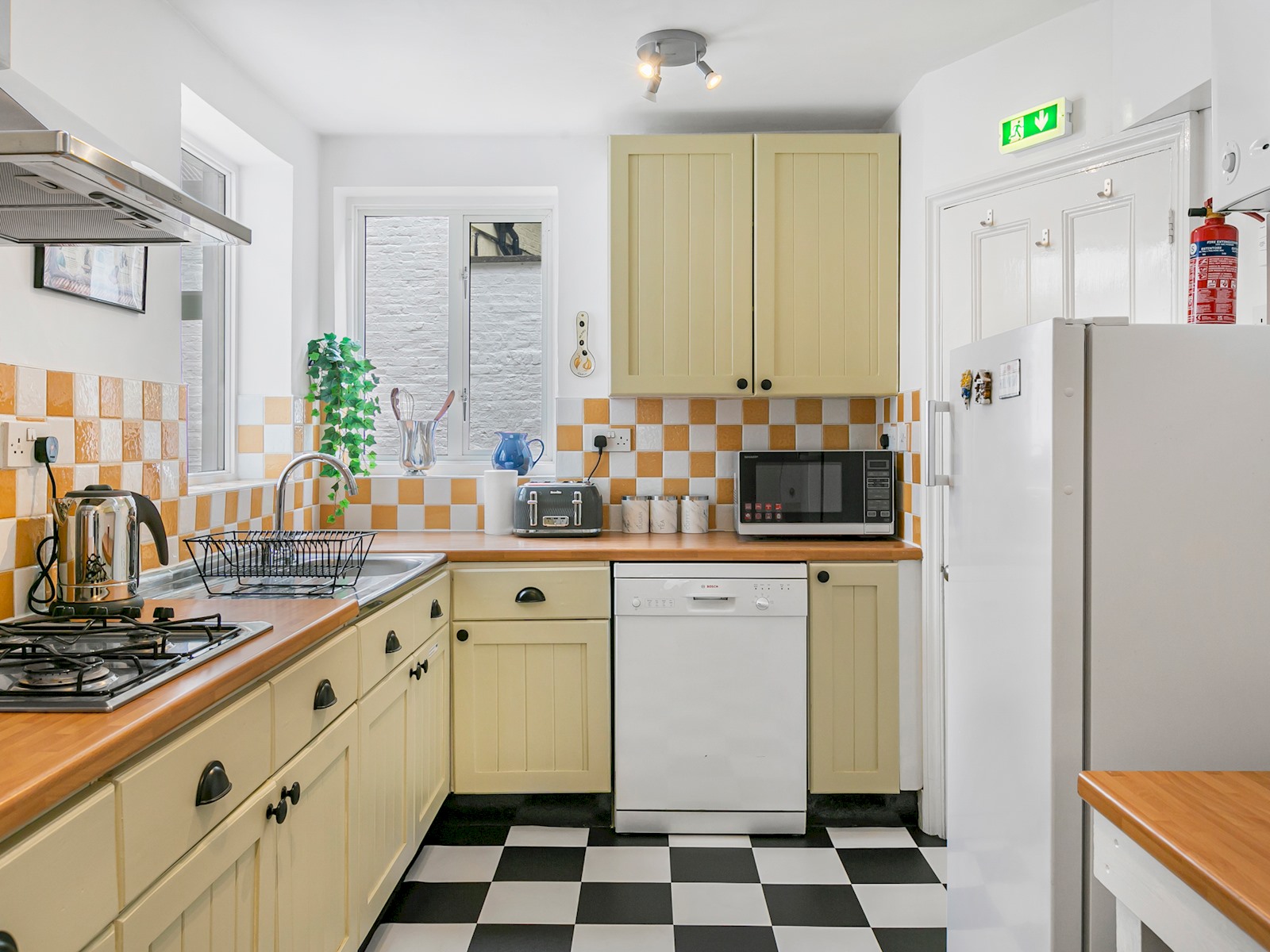 Elegant GetAway House in Vibrant Clapham Juction - Pass the Keys in 21 Beauchamp Road SW11 1PG - Property image 38 - VivreStays