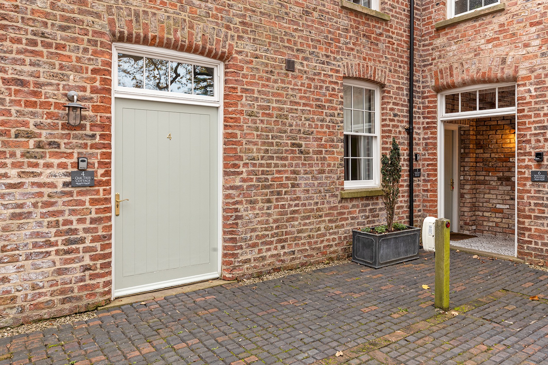 No. 4 - Oak Tree Cottage - Pass the Keys in 4 Middlethorpe Cottages, Middlethorpe, York, YO23 2QB - Property image 6 - VivreStays
