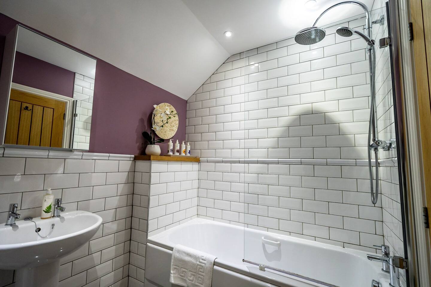 No. 5 - Chestnut Cottage - Pass the Keys in 5 Middlethorpe Cottages, Middlethorpe, York YO23 2QB - Property image 11 - VivreStays