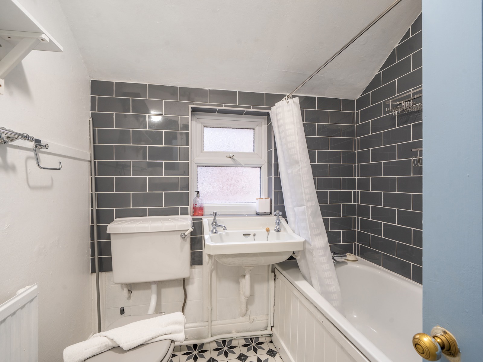 Charming 4BR Victorian Townhouse - Central Oxford - Pass the Keys in 86 St Mary's Road OX4 1QD - Property image 15 - VivreStays