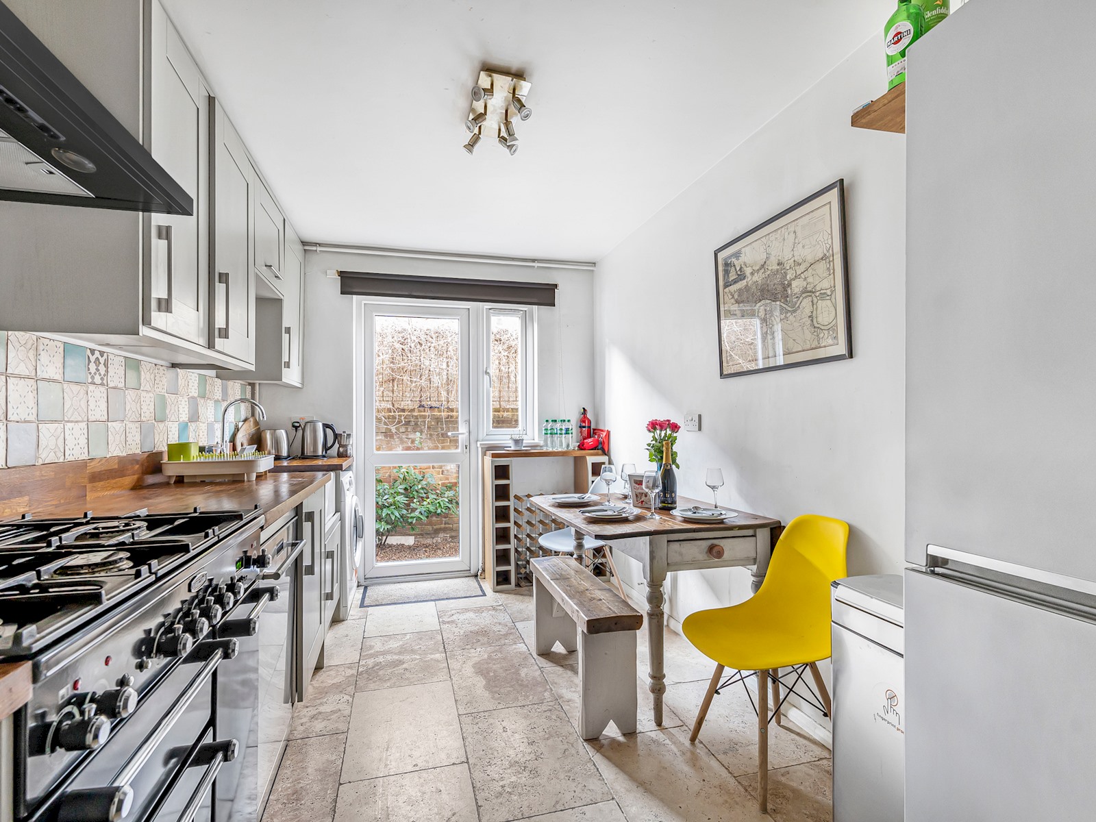 Elephant & Castle Apartment - Pass the Keys in 61 Winchester Close SE17 3DQ - Property image 4 - VivreStays