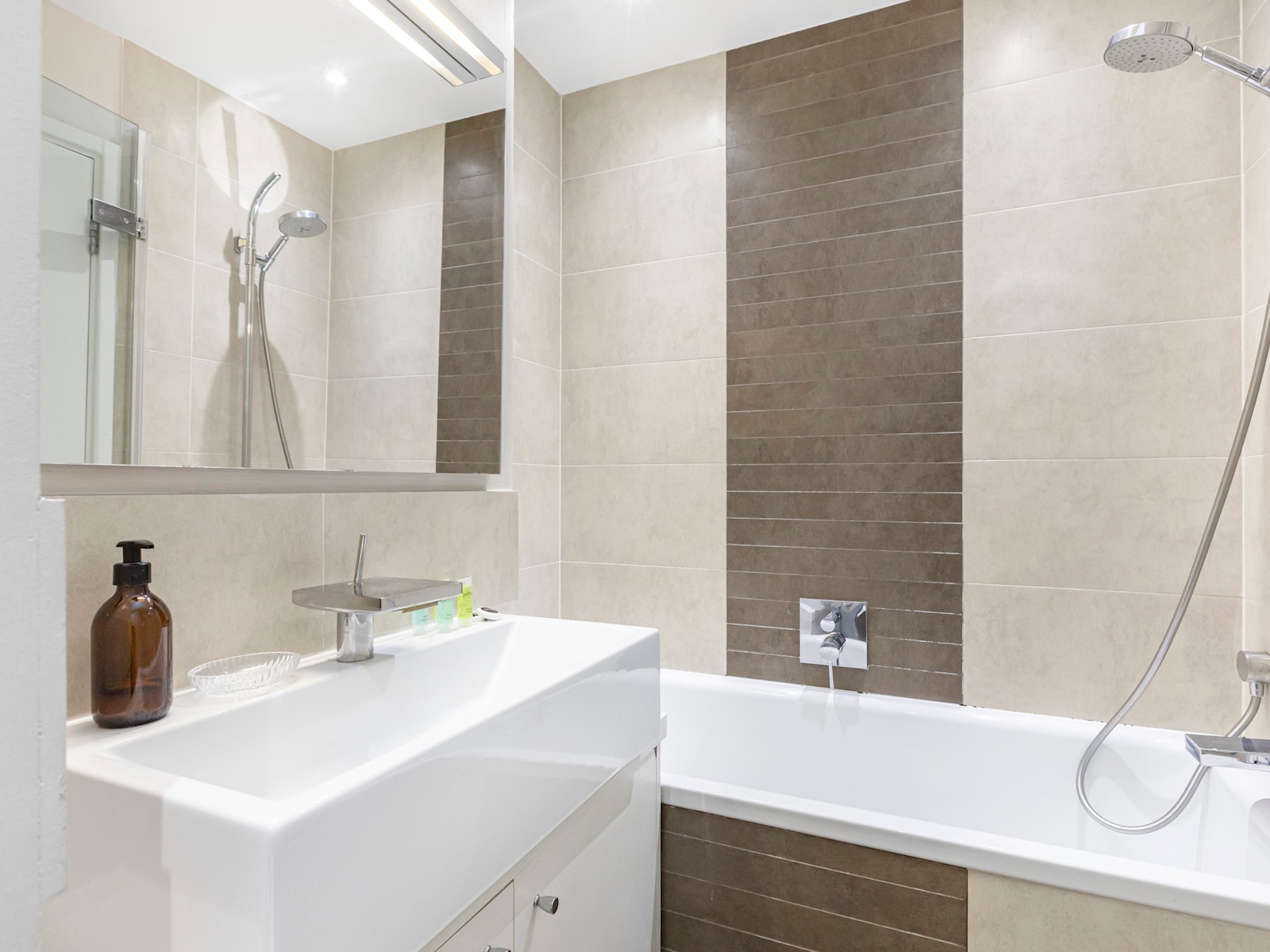 View Perfectly Located Comfy 1-Bed in London Bridge - Pass the Keys in 31 Bickels Yard, 151-153 Bermondsey St SE1 3HA Perfectly Located Comfy 1-Bed in London Bridge - Pass the Keys in 31 Bickels Yard, 151-153 Bermondsey St SE1 3HA - Property image 23 - VivreStays