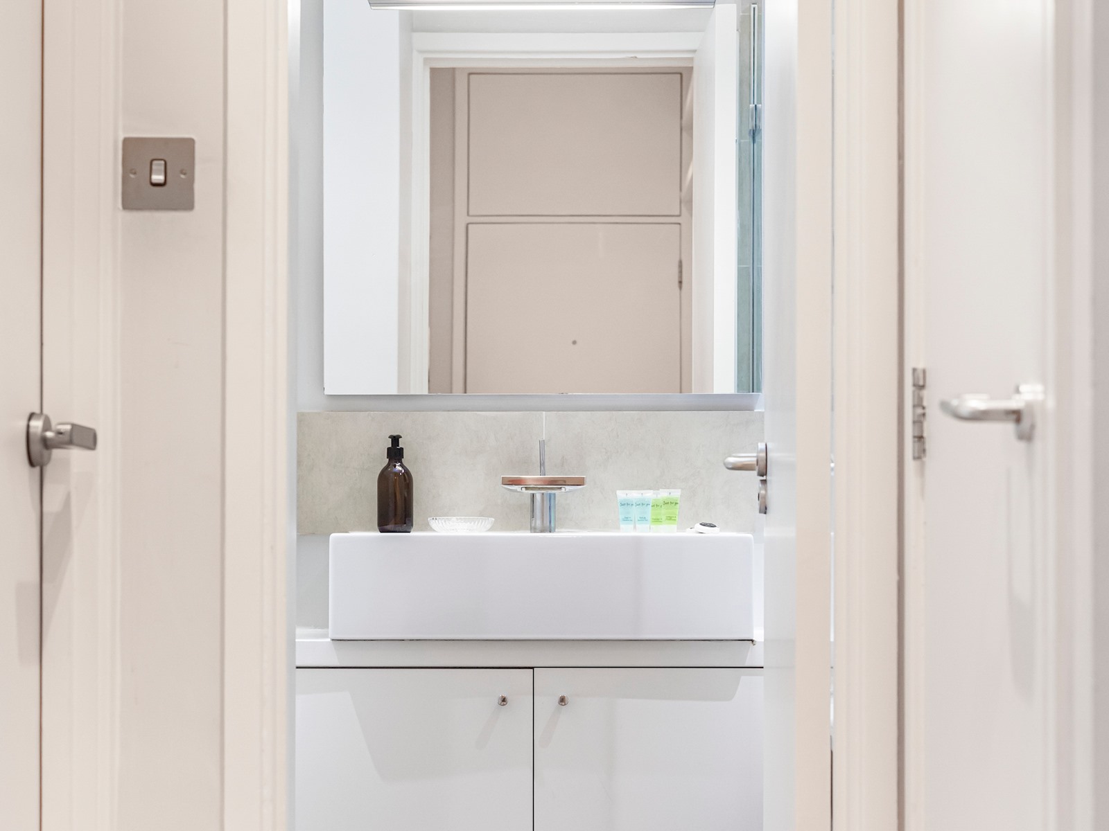 View Perfectly Located Comfy 1-Bed in London Bridge - Pass the Keys in 31 Bickels Yard, 151-153 Bermondsey St SE1 3HA Perfectly Located Comfy 1-Bed in London Bridge - Pass the Keys in 31 Bickels Yard, 151-153 Bermondsey St SE1 3HA - Property image 24 - VivreStays